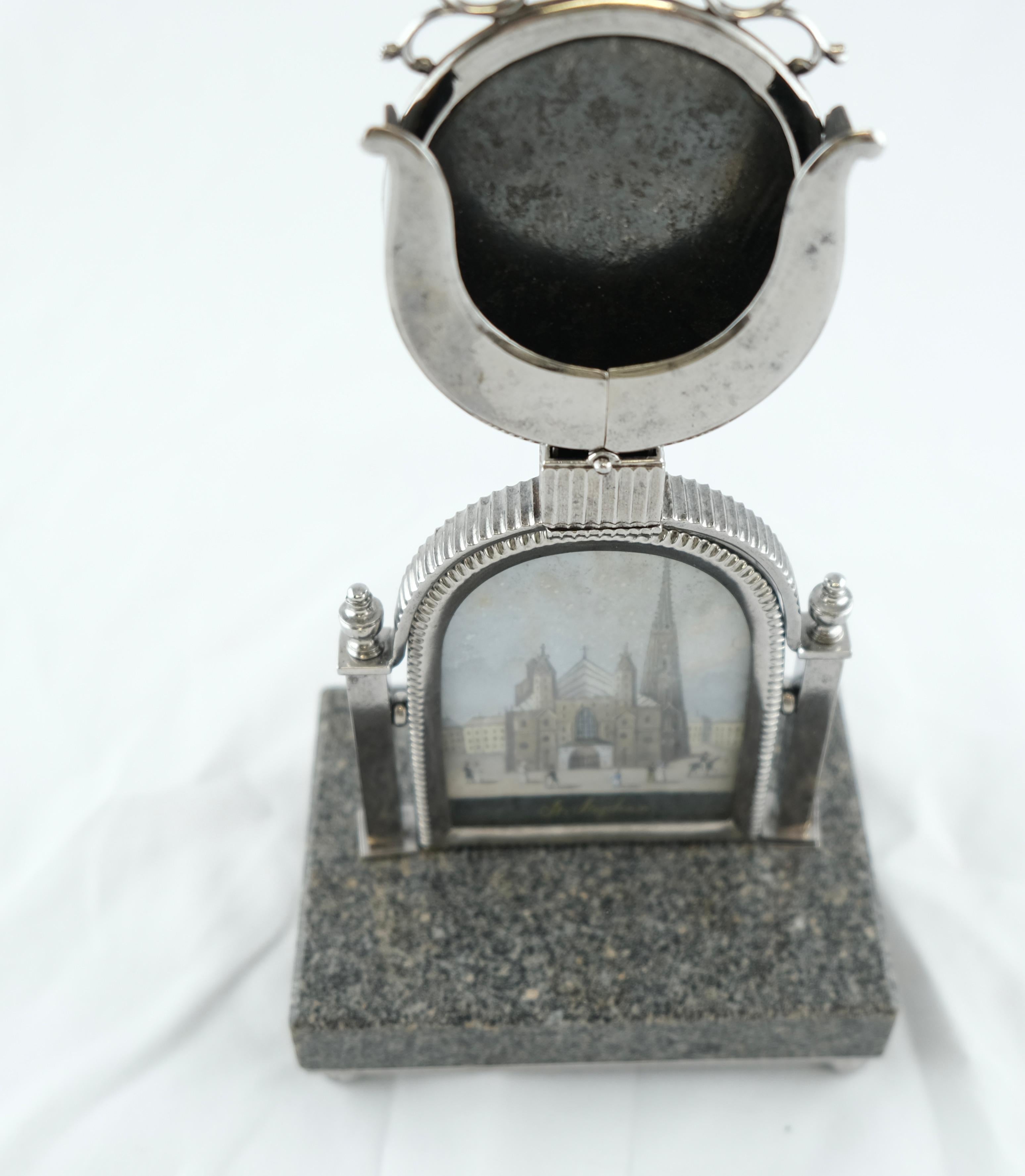 Ein österreichischer Uhrenhalter. Granit und Stahl mit einem Bild der Kuppel St. Stephans im Angebot 2