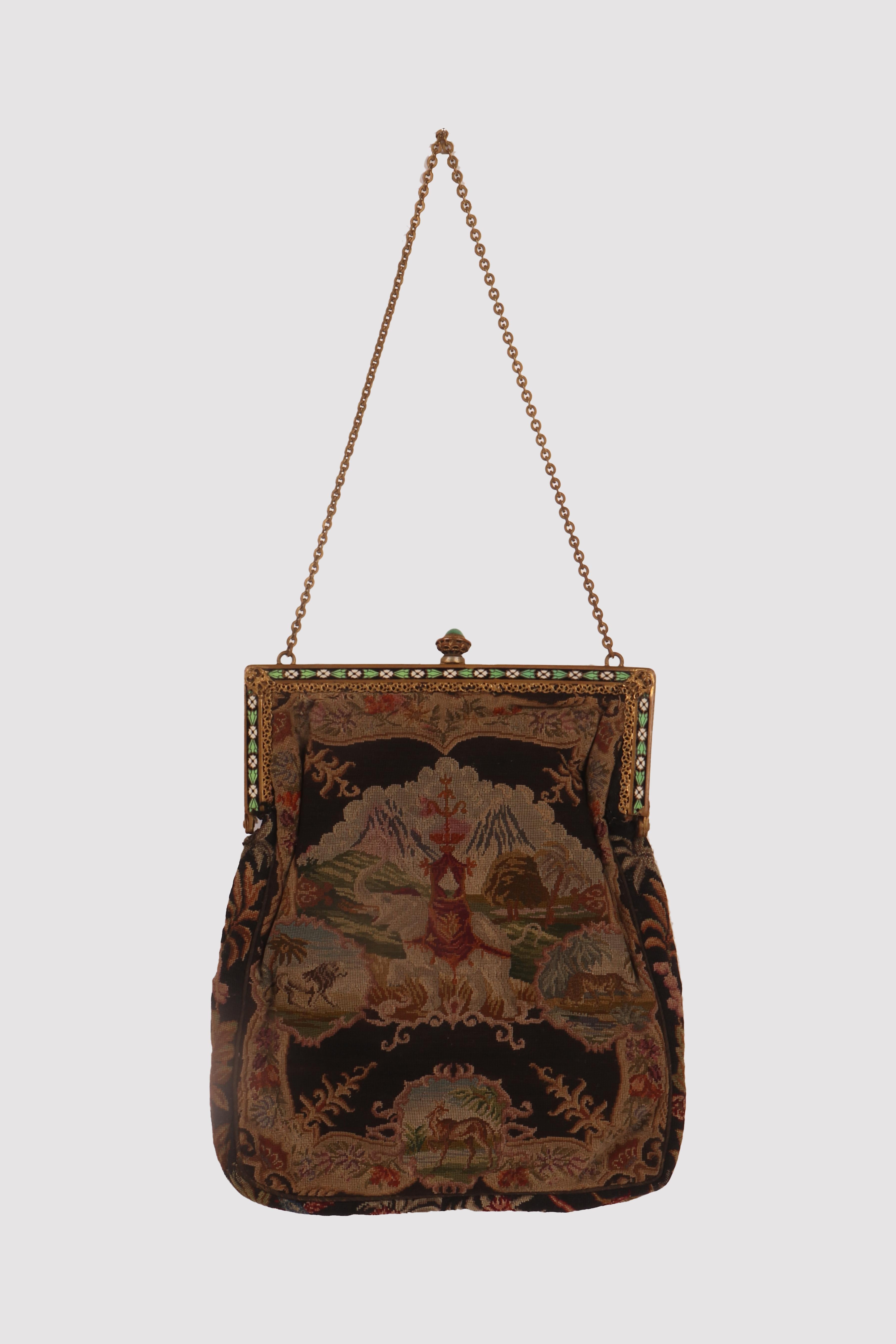 Lady's arm bag with chain and sharp corner zip in golden brass. The hinge features a cloisonneé enamel decoration with stylized green and white flowers on a black background, adorned with openwork motifs and corners. At the corners small synthetic