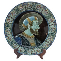 Cargador de pared de cerámica mayólica austriaca que representa a un hombre medieval hacia 1900