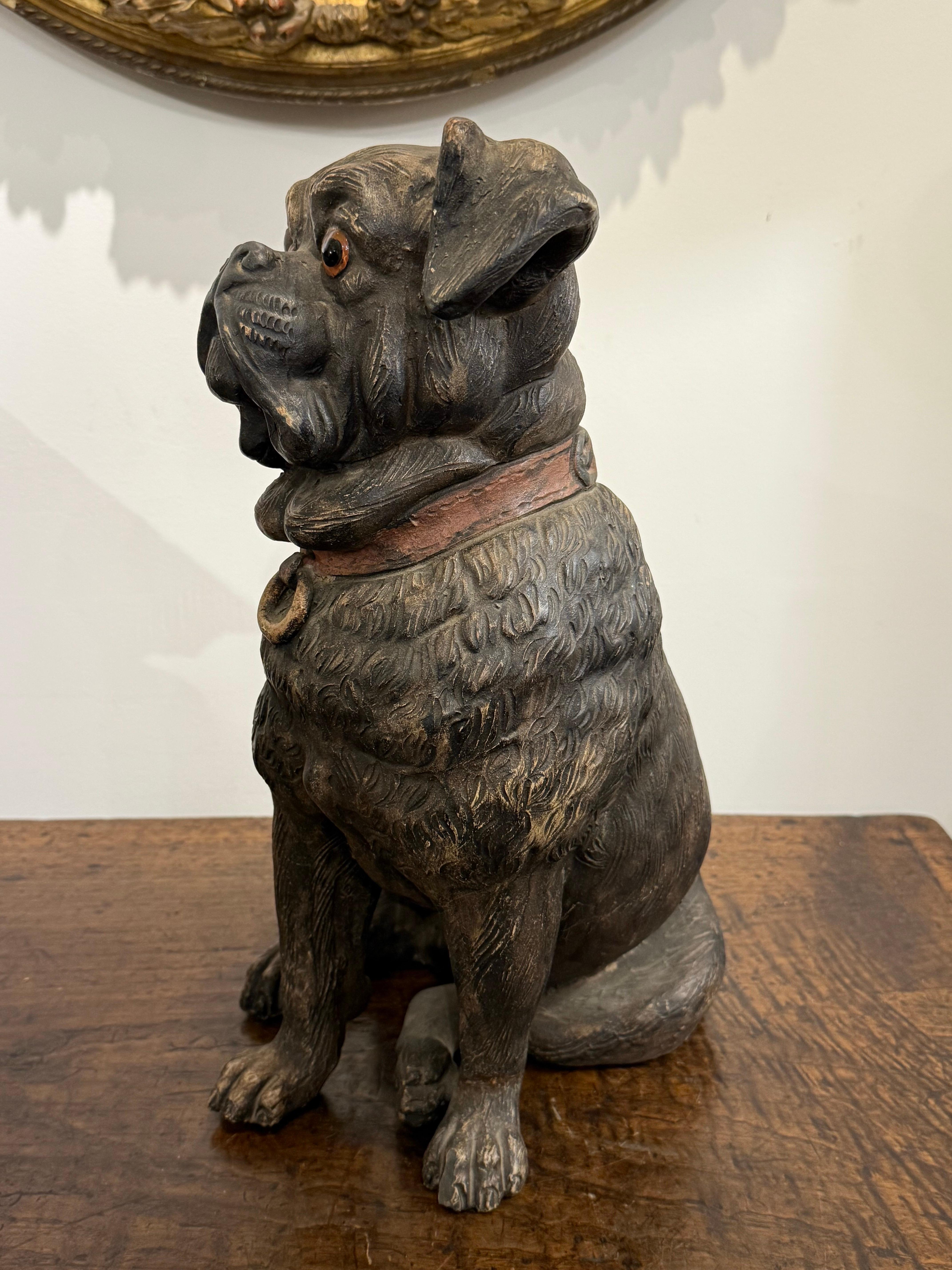 Carlino austriaco in terracotta dipinta, CIRCA 1900
Occhi in vetro con inserti in stile naturalistico.

Provenienza: Collezione privata australiana.

Dimensioni:
Altezza: 43 cm.
Larghezza: 22 cm.
Profondità: 27 cm.