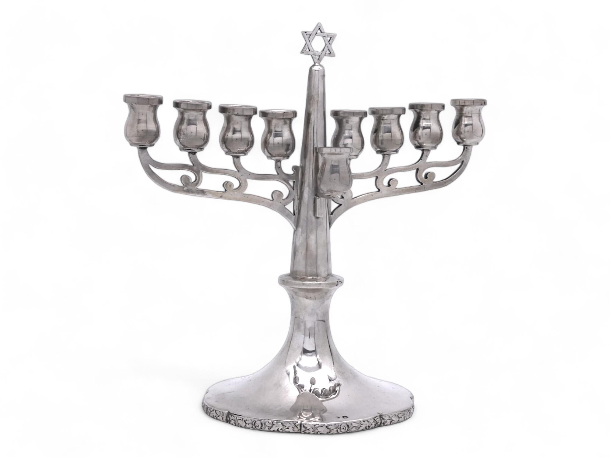 Una deliziosa Menorah di Hanukkah austriaca realizzata nell'era moderna dei primi anni del XX secolo.

La Menorah poggia su una base a cupola che si forma elegantemente in uno stelo a forma di piattino, che sale fino a una punta rotonda e appuntita,