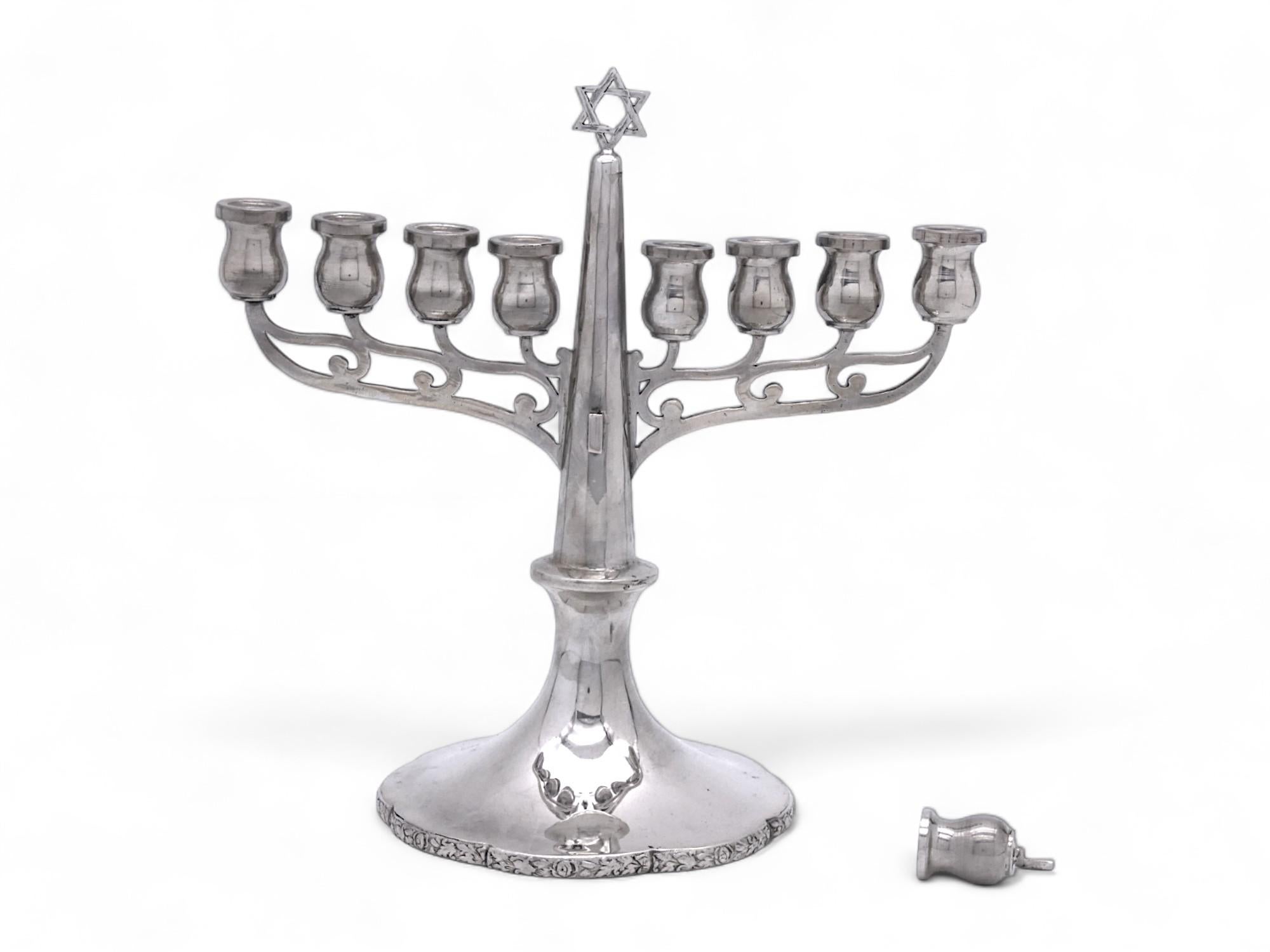 Menorah di Hanukkah in argento austriaco, circa inizio XX secolo In condizioni buone in vendita a New York, NY