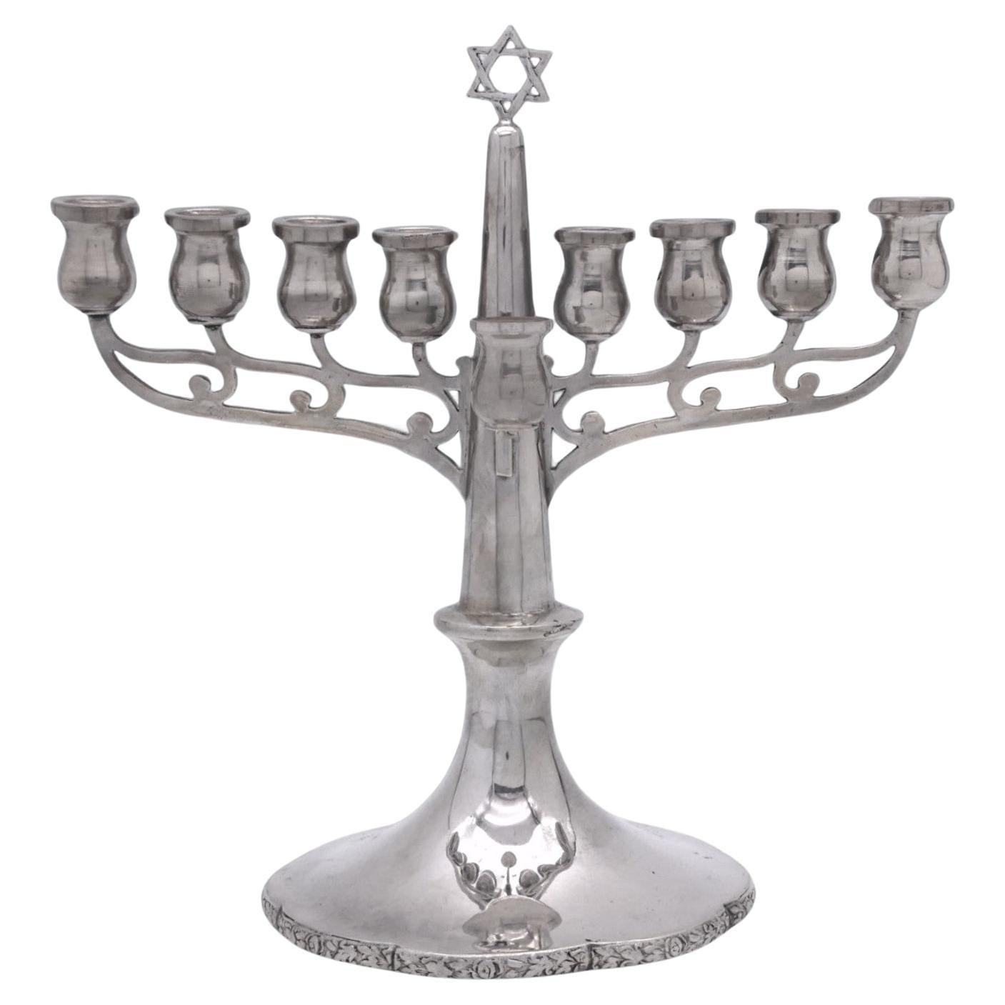 Menorah de Hanukkah de plata austriaca, circa principios del siglo XX