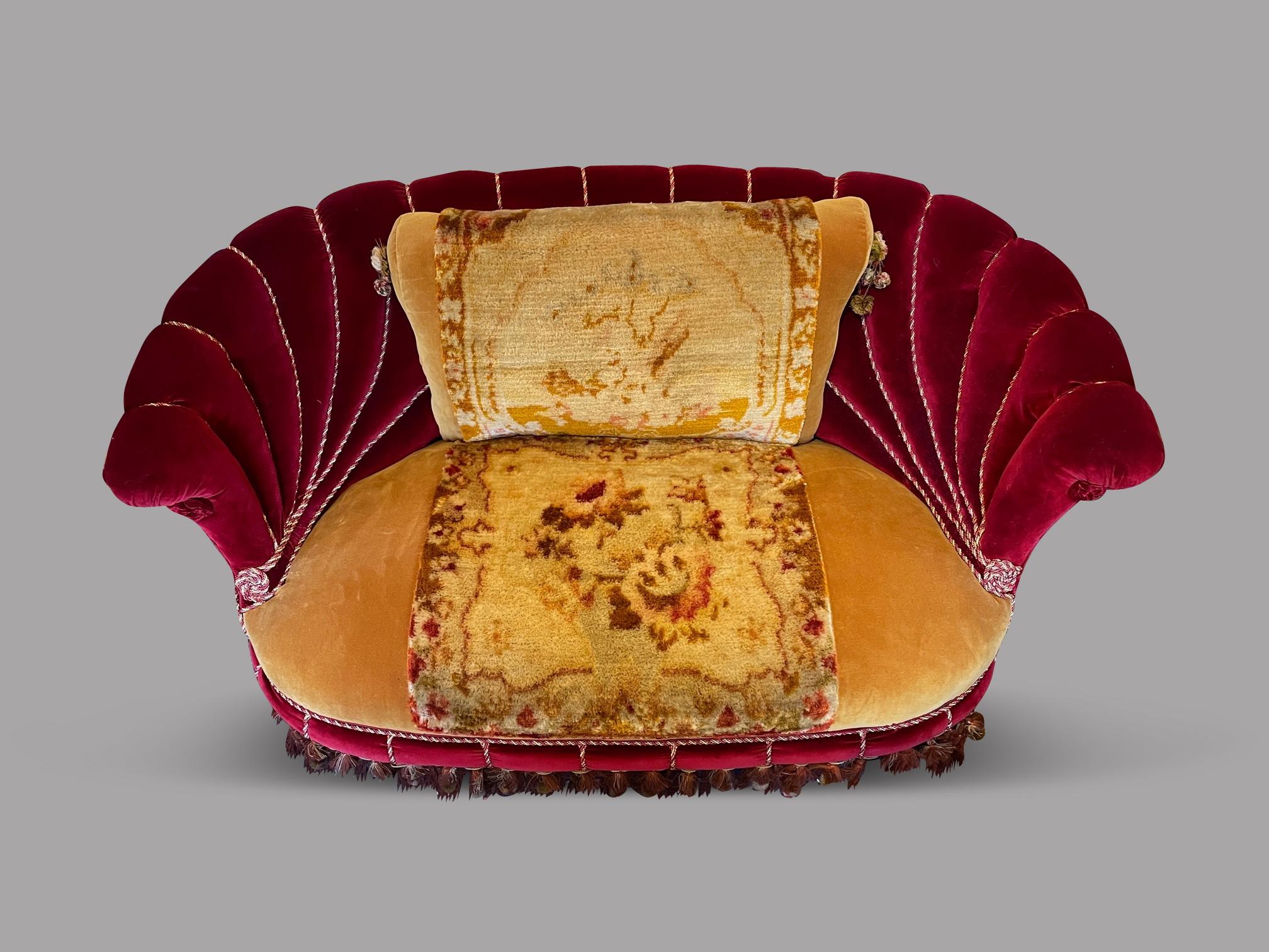 Un magnifique canapé Austro-Hongrois à deux places en forme de coquille, utilisant le tissu d'origine avec du velours rouge et des galons dorés. 1927.
