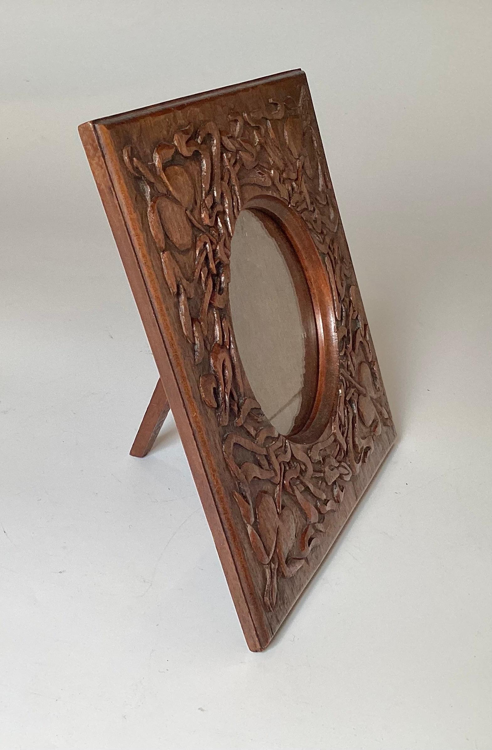 An Carved Arts and Crafts Picture Frame In Good Condition For Sale In Lambertville, NJ