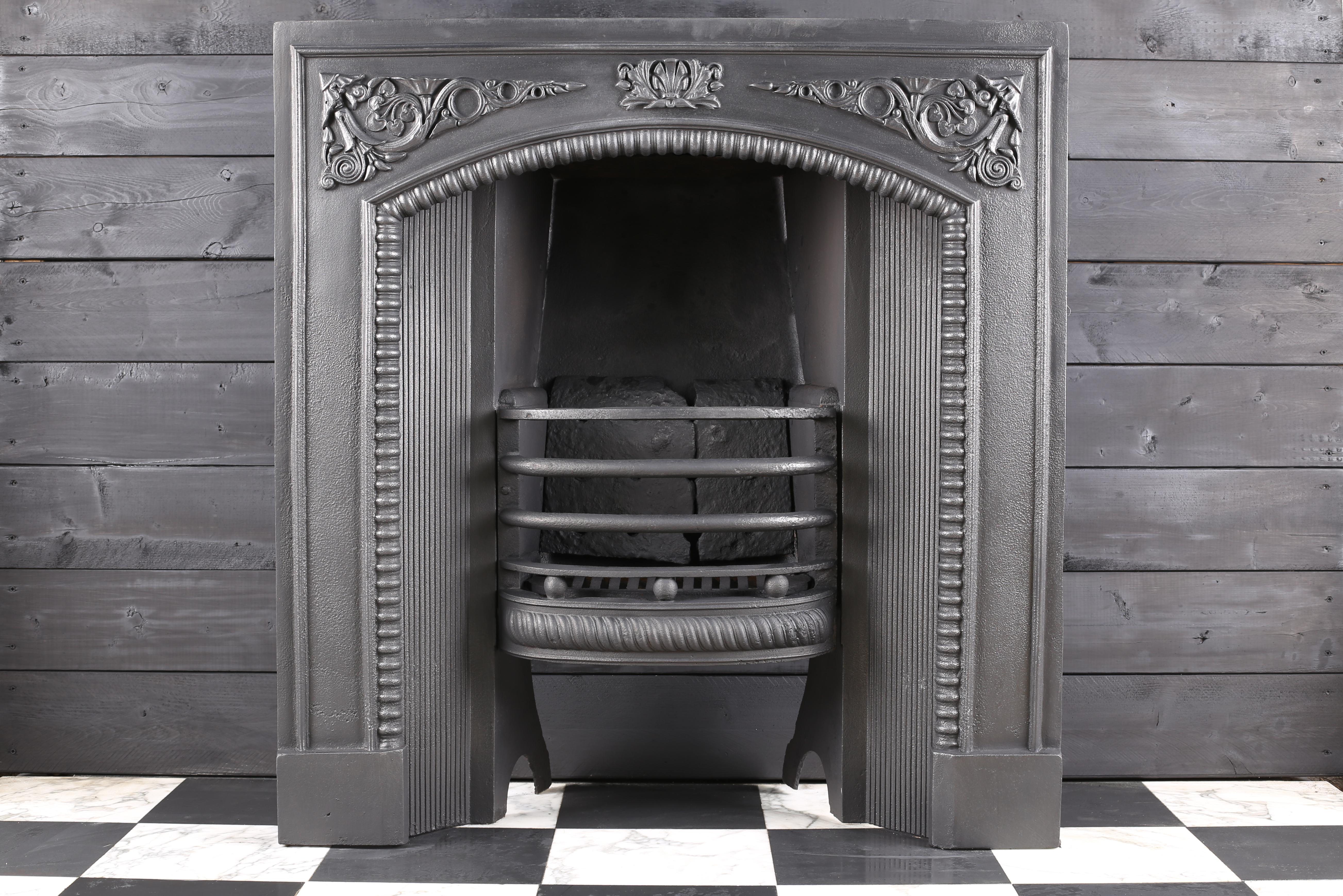 Un'antica griglia di registro georgiana in ghisa, inglese, inizio XIX secolo.

Altezza esterna: 38″ - 96,5 cm
Larghezza esterna: 36″ - 91,5 cm

Profondità: 13″ - 33 cm

Can può essere esteso fino a 40″ x 40″