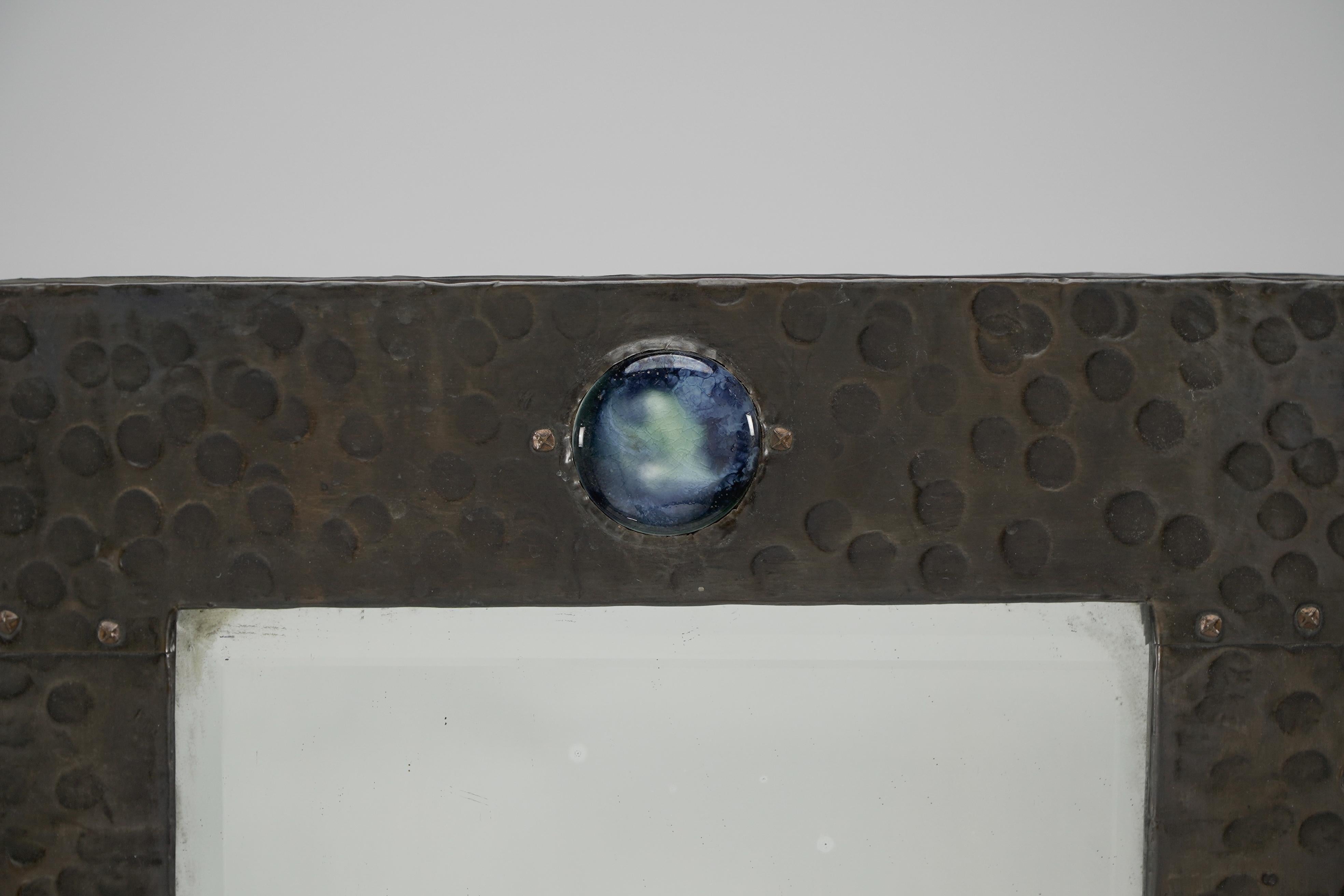 Liberty und Co. Ein Arts and Crafts-Kupferspiegel mit einem wolkenblauen Ruskin-Schmuckstück (Englisch) im Angebot