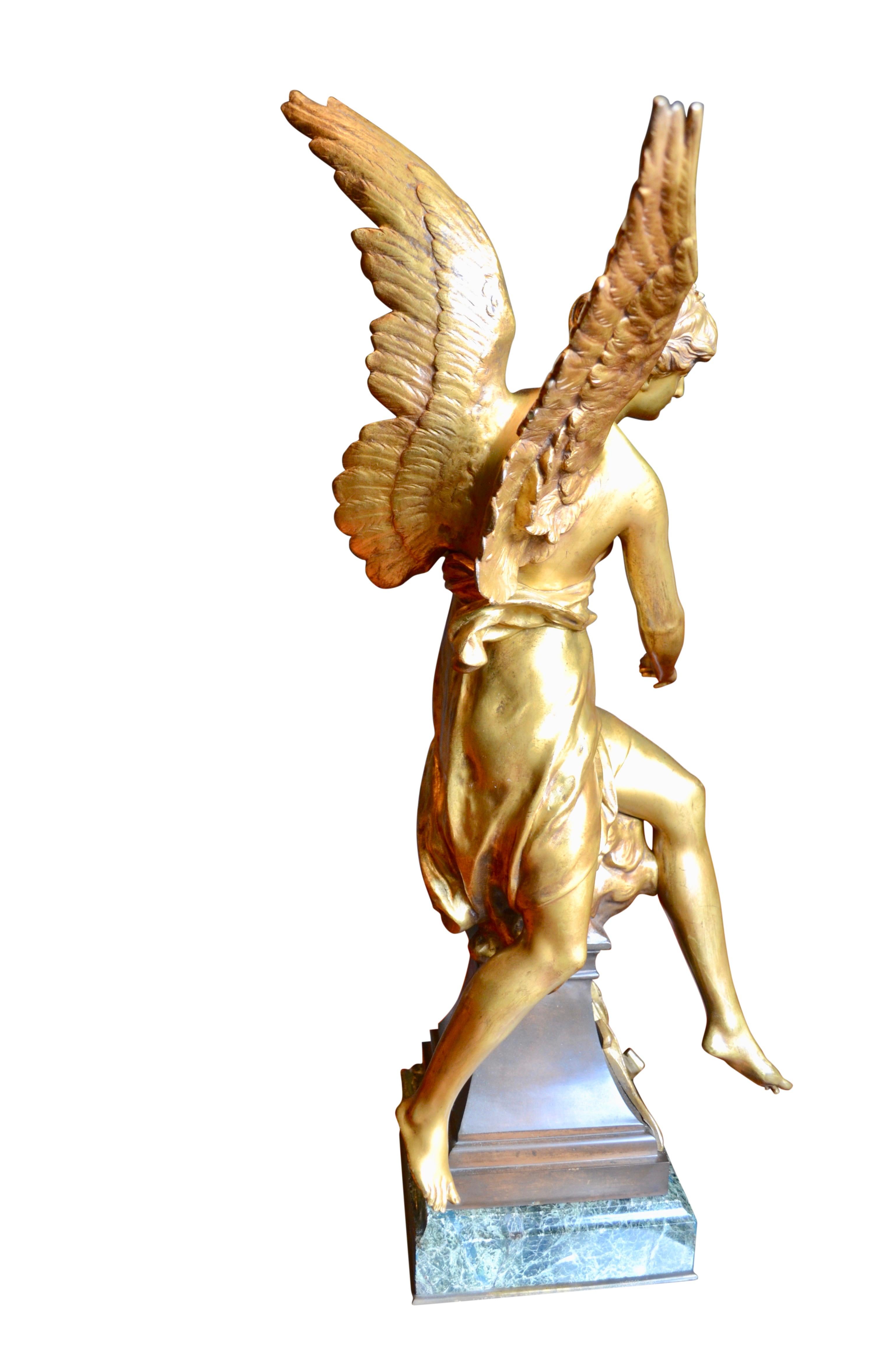 Magnifique statue en bronze de la fin du 19ème siècle, réalisée par Emile Picault, représentant une jeune fille ailée au drapé classique sur des nuages, tenant une tablette portant l'inscription 