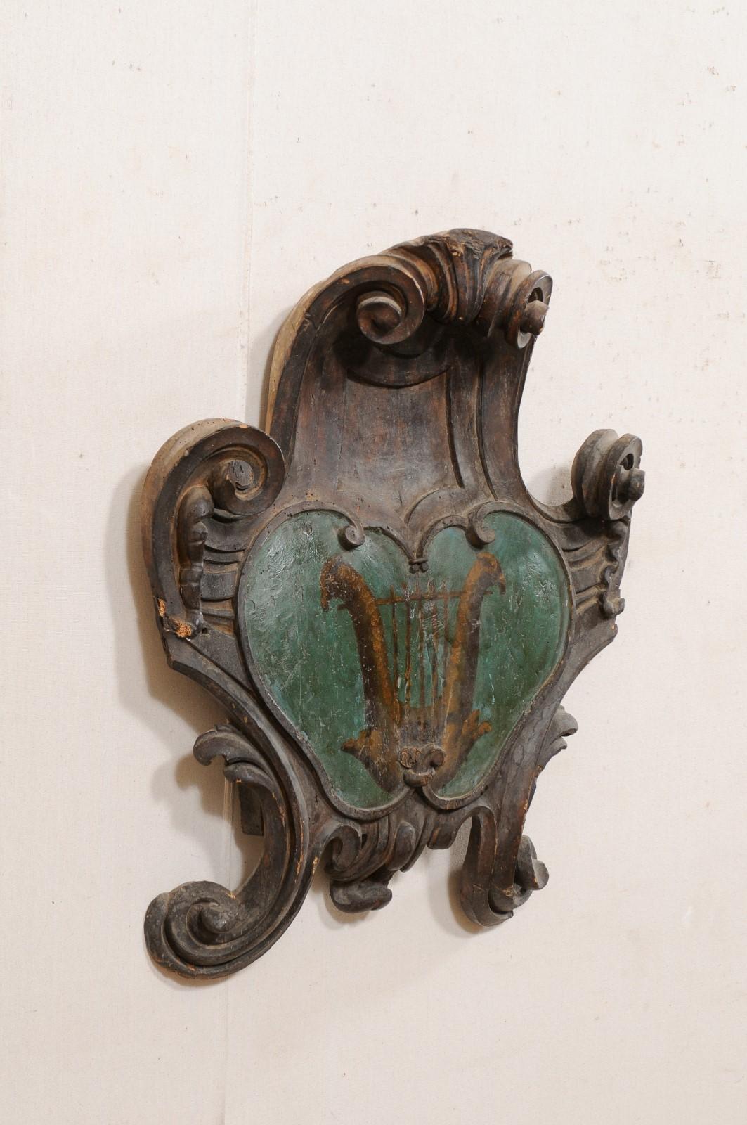 Familienwappen aus dem frühen 18. Jh., hübsch geschnitzte Wandtafel aus Italien (Italienisch) im Angebot