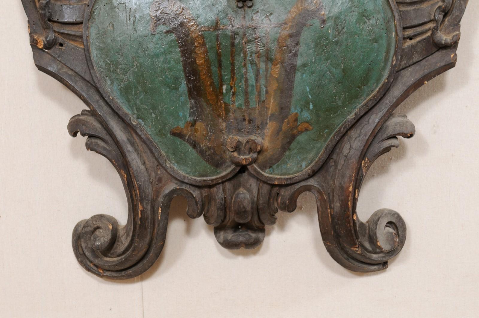 Familienwappen aus dem frühen 18. Jh., hübsch geschnitzte Wandtafel aus Italien (Holz) im Angebot