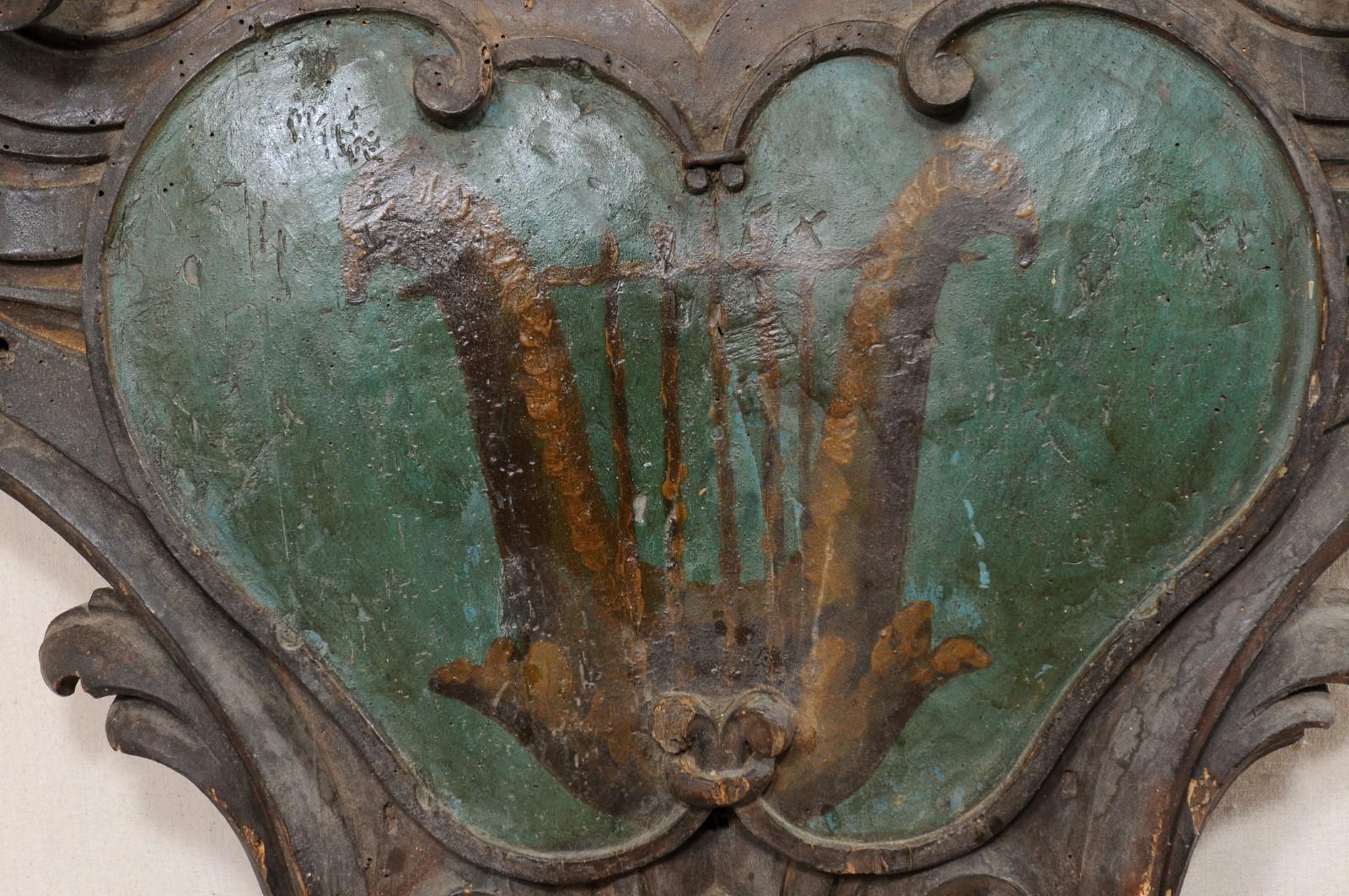 Familienwappen aus dem frühen 18. Jh., hübsch geschnitzte Wandtafel aus Italien im Angebot 3