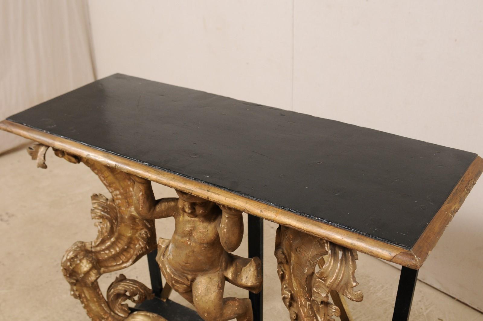 Sculpté à la main Table console rococo italienne du début du 18e siècle avec un putto magnifiquement sculpté en vente