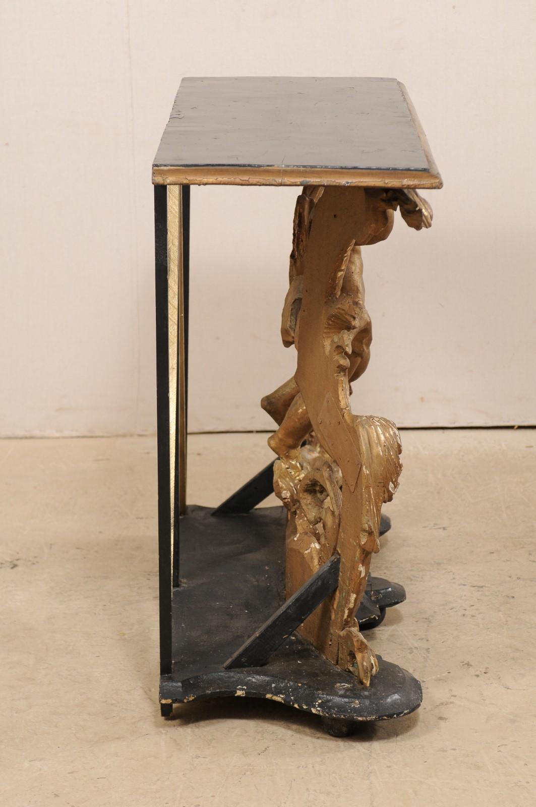 Bois Table console rococo italienne du début du 18e siècle avec un putto magnifiquement sculpté en vente