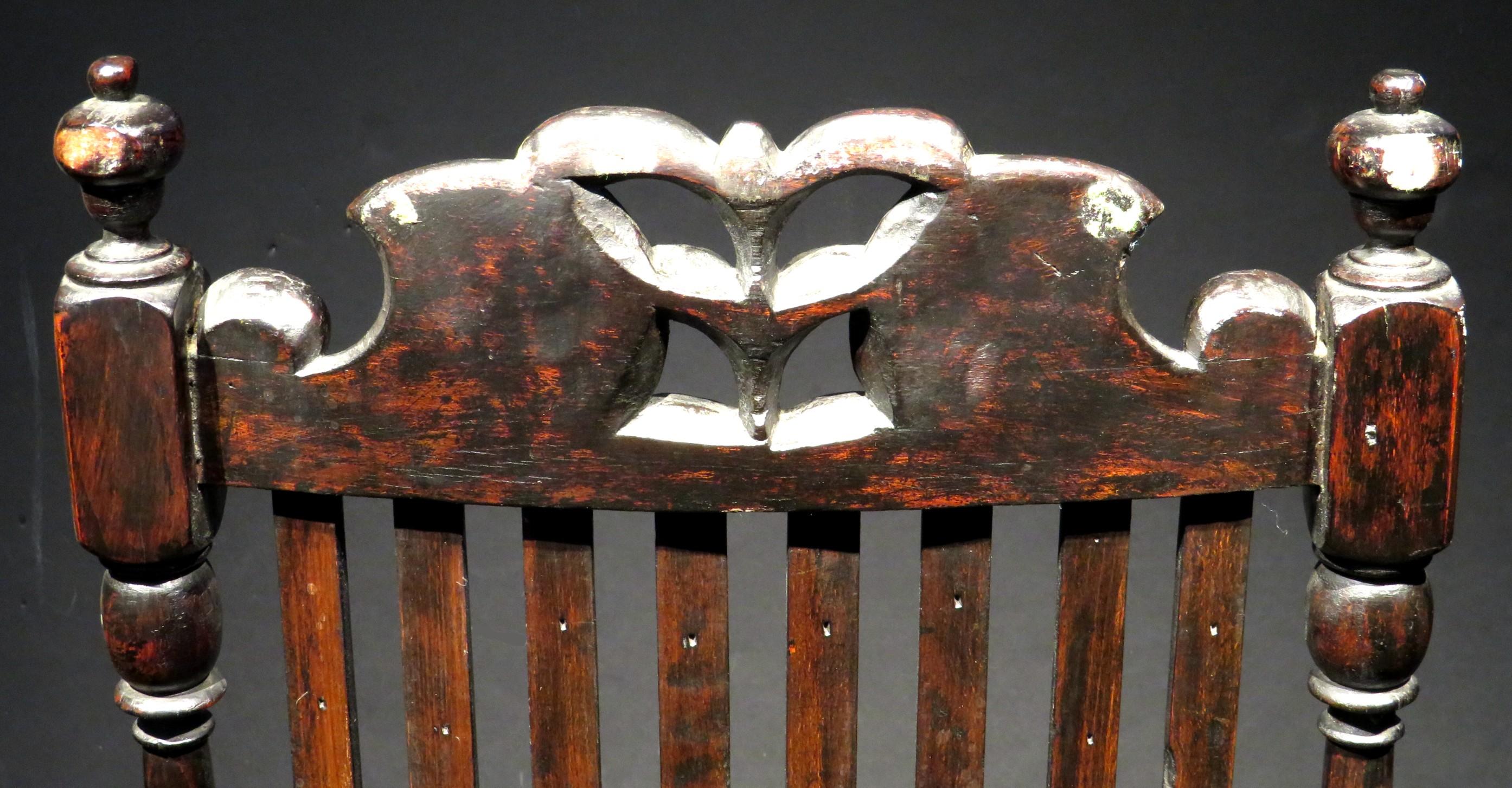 An Early 18th Century Banister-Back Armchair, North Eastern USA, Circa 1720 In Fair Condition In Ottawa, Ontario