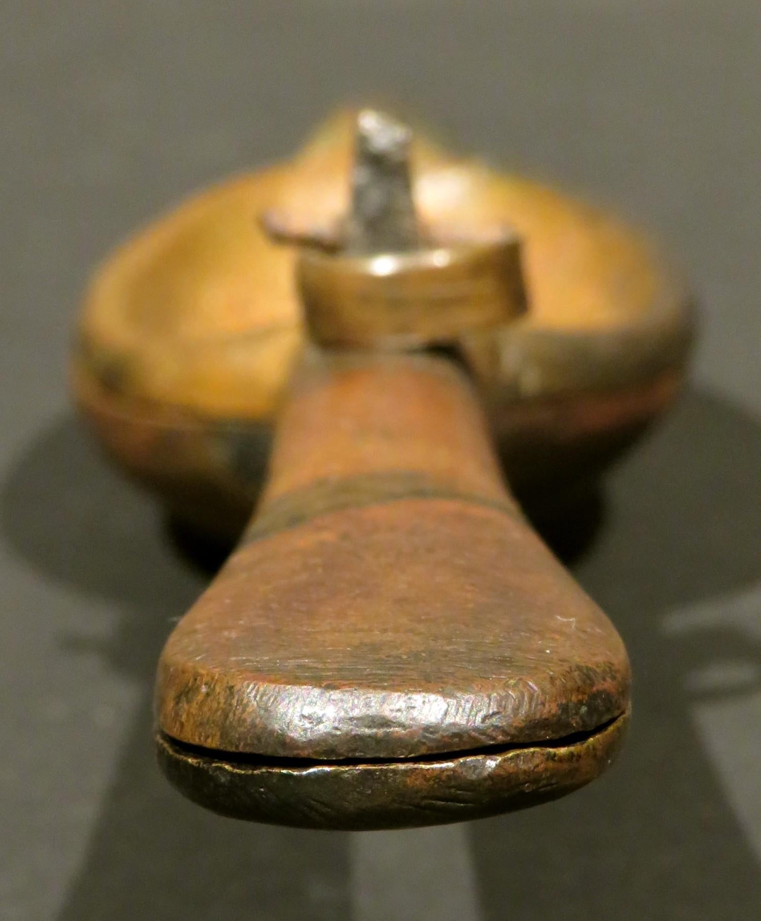 An Early 18th Century Dog Nose Spoon Mould, British / American Circa 1710 In Good Condition In Ottawa, Ontario