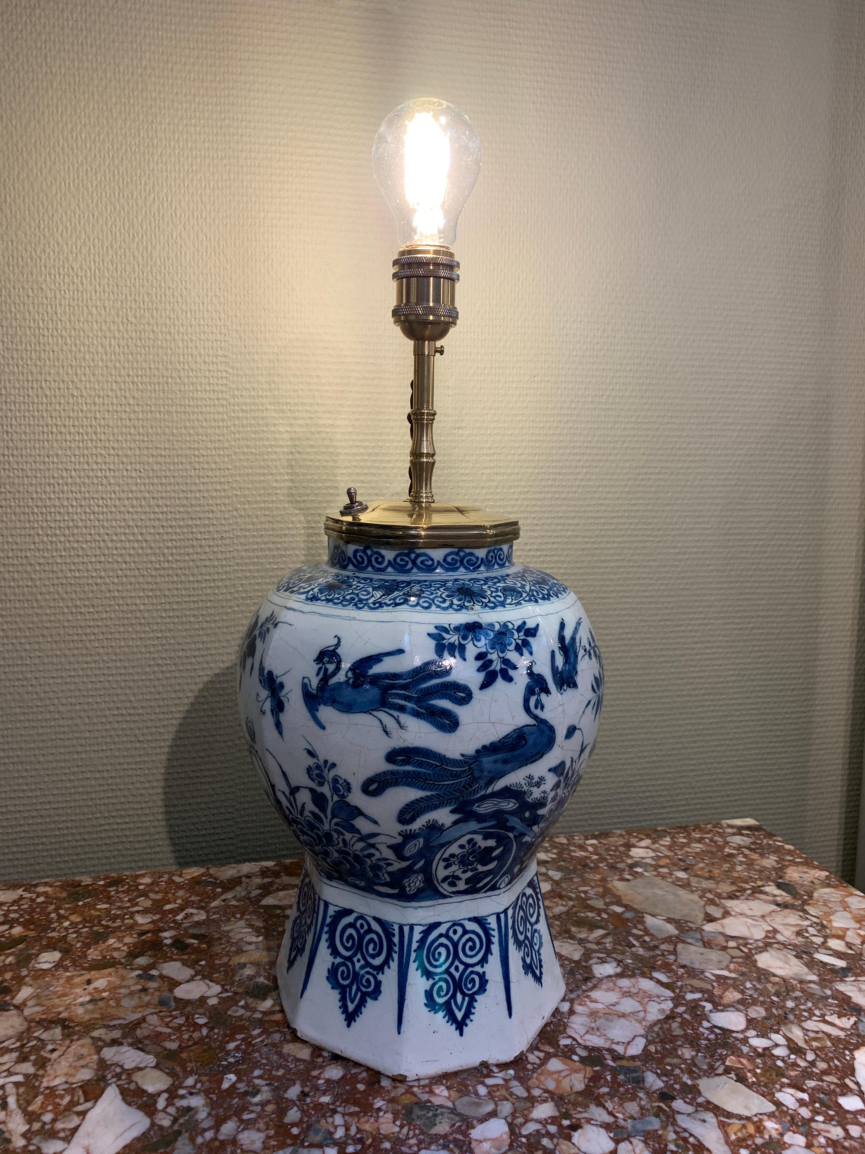 Vase Delft hollandais du début du 18e siècle transformé en lampe en vente 3