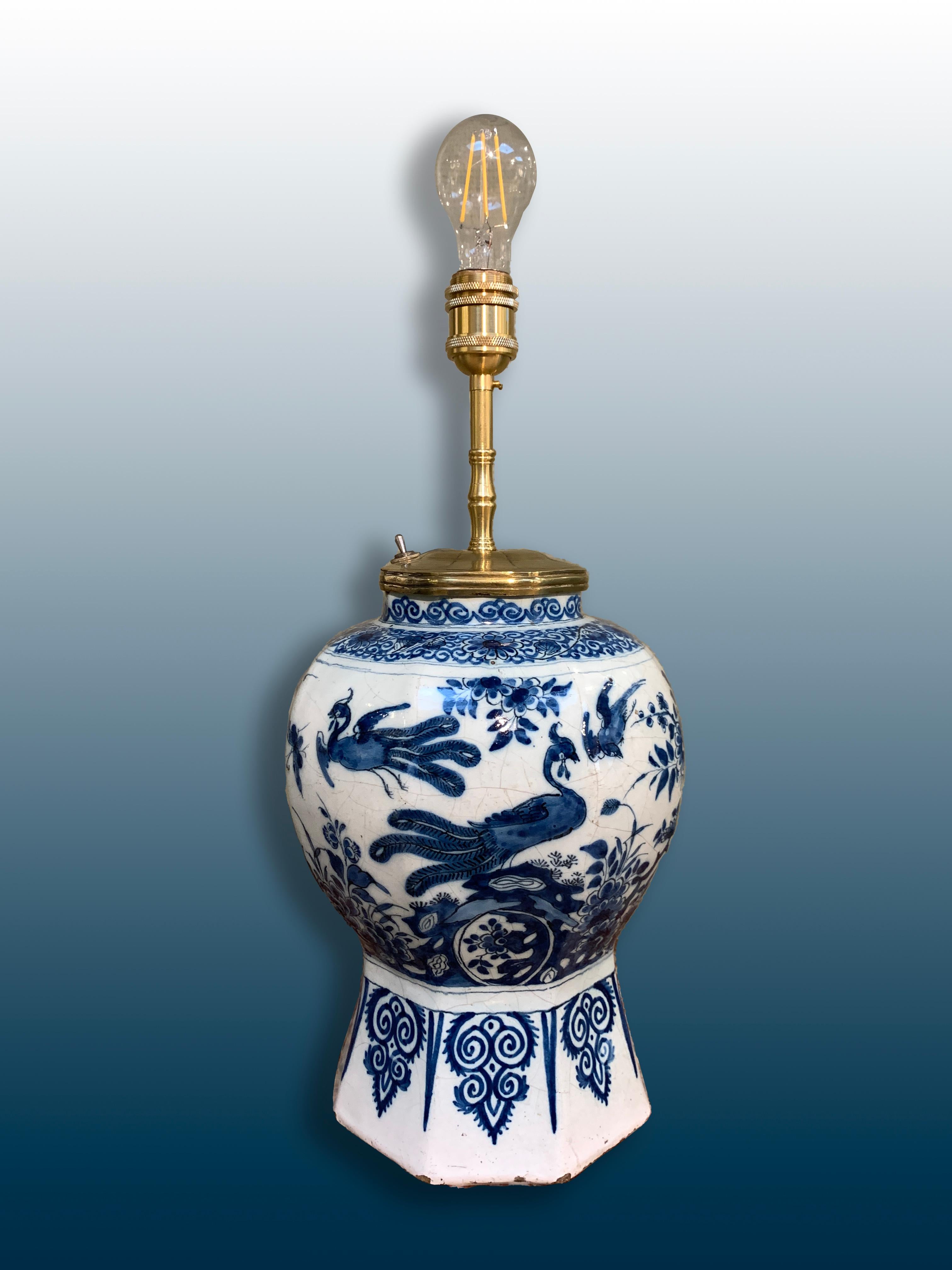 Eine schöne frühe holländische Delfter Vase mit Chinoiserie-Dekor, die in eine Lampe umgewandelt wurde.

Ursprünglich: Delft, die Niederlande
Datum: um 1720
Werkstatt: Unbekannt.

Diese niederländische Delfter Lampe aus dem 18. Jahrhundert ist