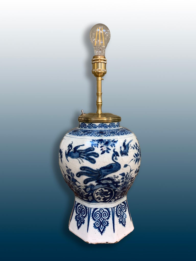 A fine early Dutch delftware vase with chinoiserie decoration converted into a lamp.

Origine: Delft, The Netherlands
Date: circa 1720
Workshop: Unknown.

This 18th century Dutch delftware lamp is painted in chinoiserie style. The decoration