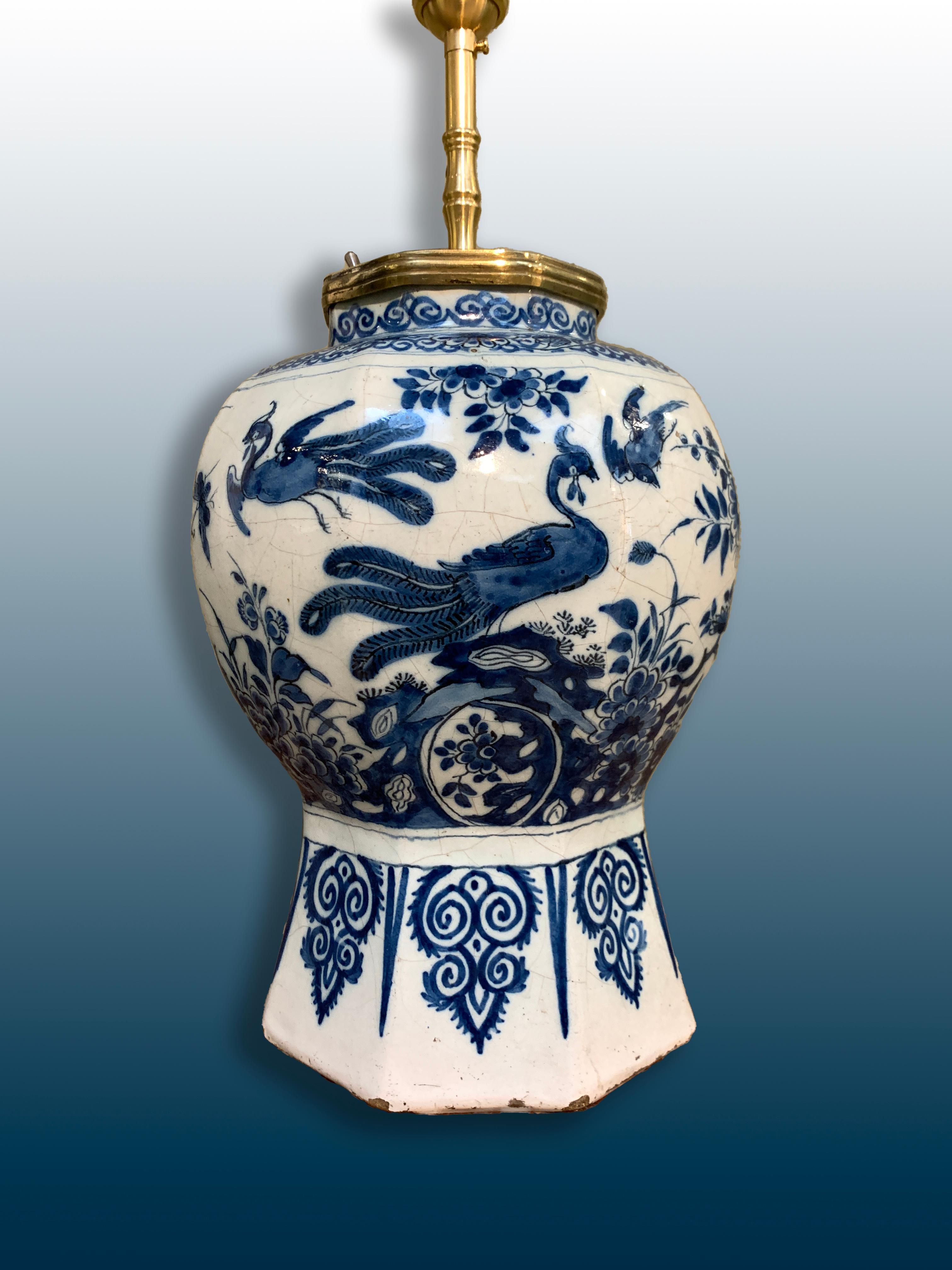 Niederländische Delft-Vase aus dem frühen 18. Jahrhundert, umgewandelt in eine Lampe (Chinoiserie) im Angebot