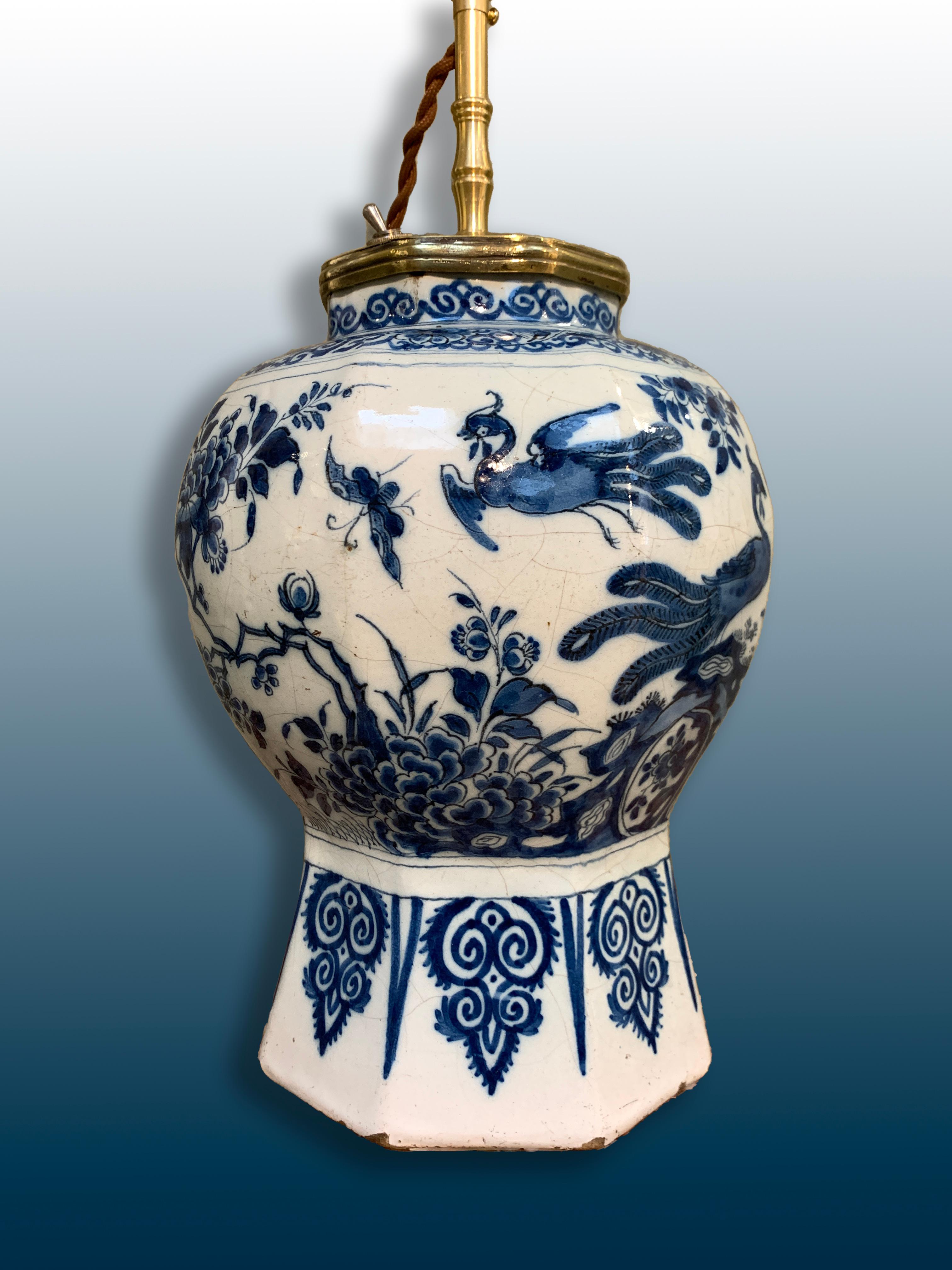 Niederländische Delft-Vase aus dem frühen 18. Jahrhundert, umgewandelt in eine Lampe (Glasiert) im Angebot