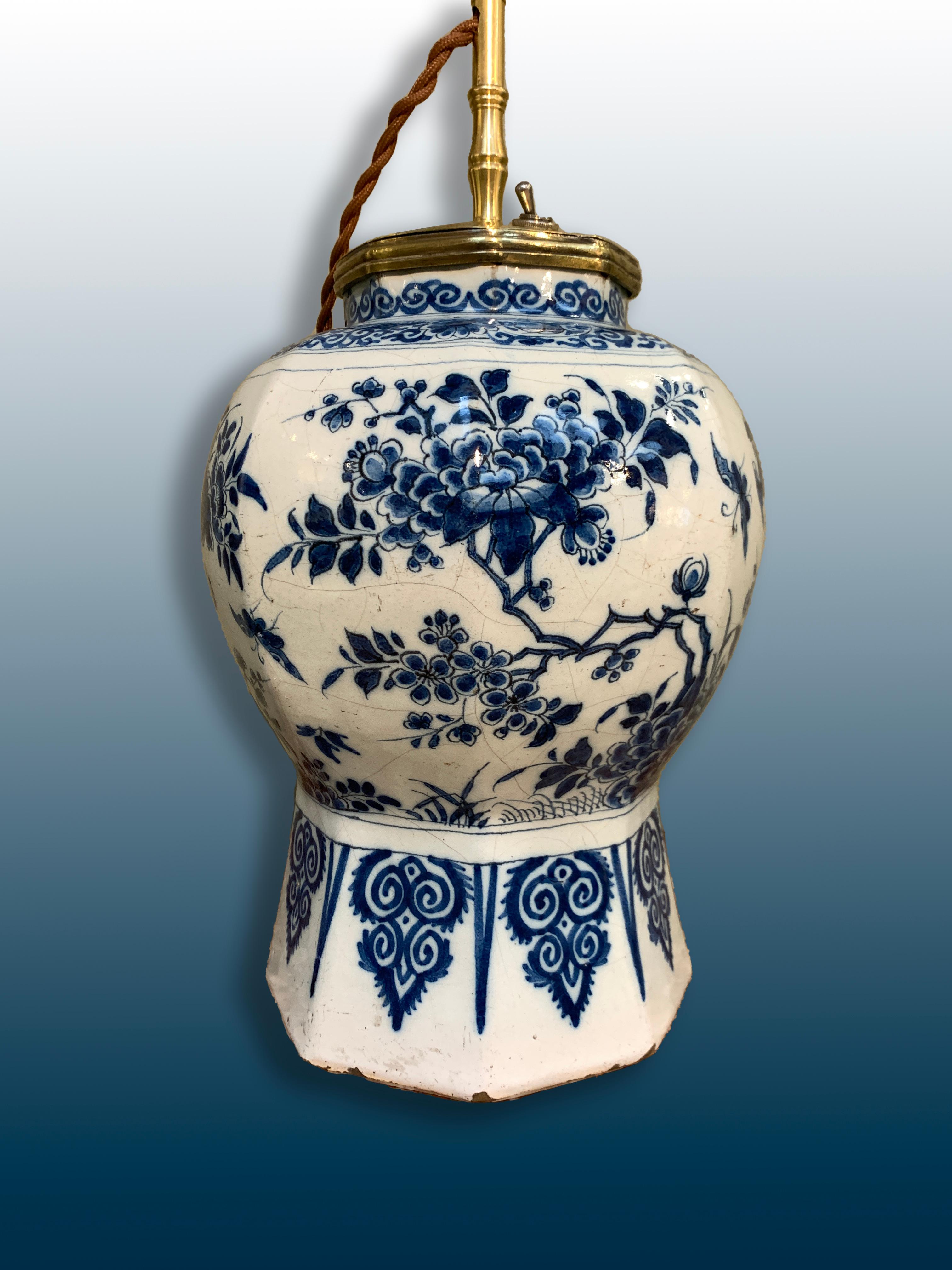 Niederländische Delft-Vase aus dem frühen 18. Jahrhundert, umgewandelt in eine Lampe im Zustand „Gut“ im Angebot in AMSTERDAM, NH