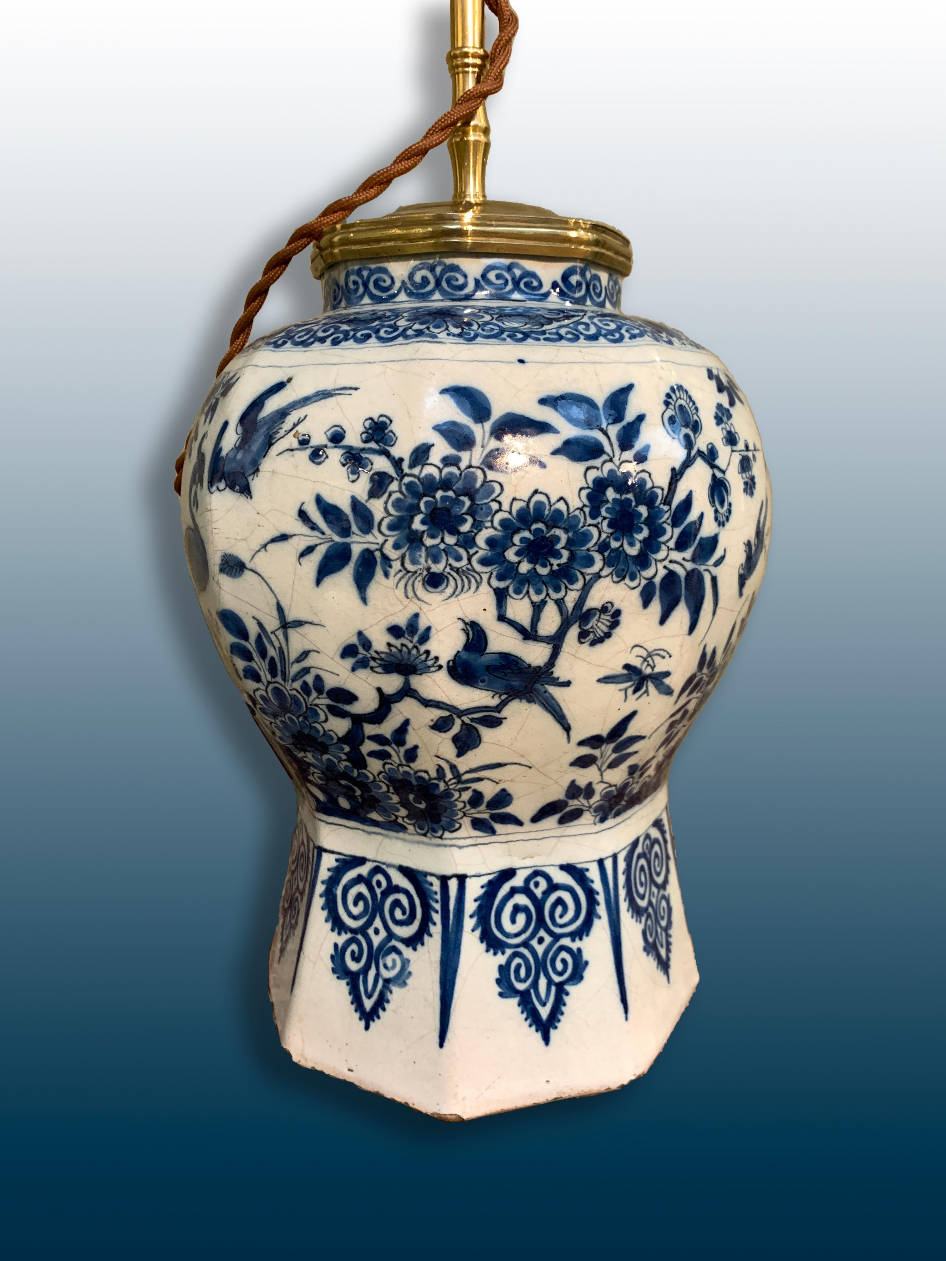 Niederländische Delft-Vase aus dem frühen 18. Jahrhundert, umgewandelt in eine Lampe im Angebot 1