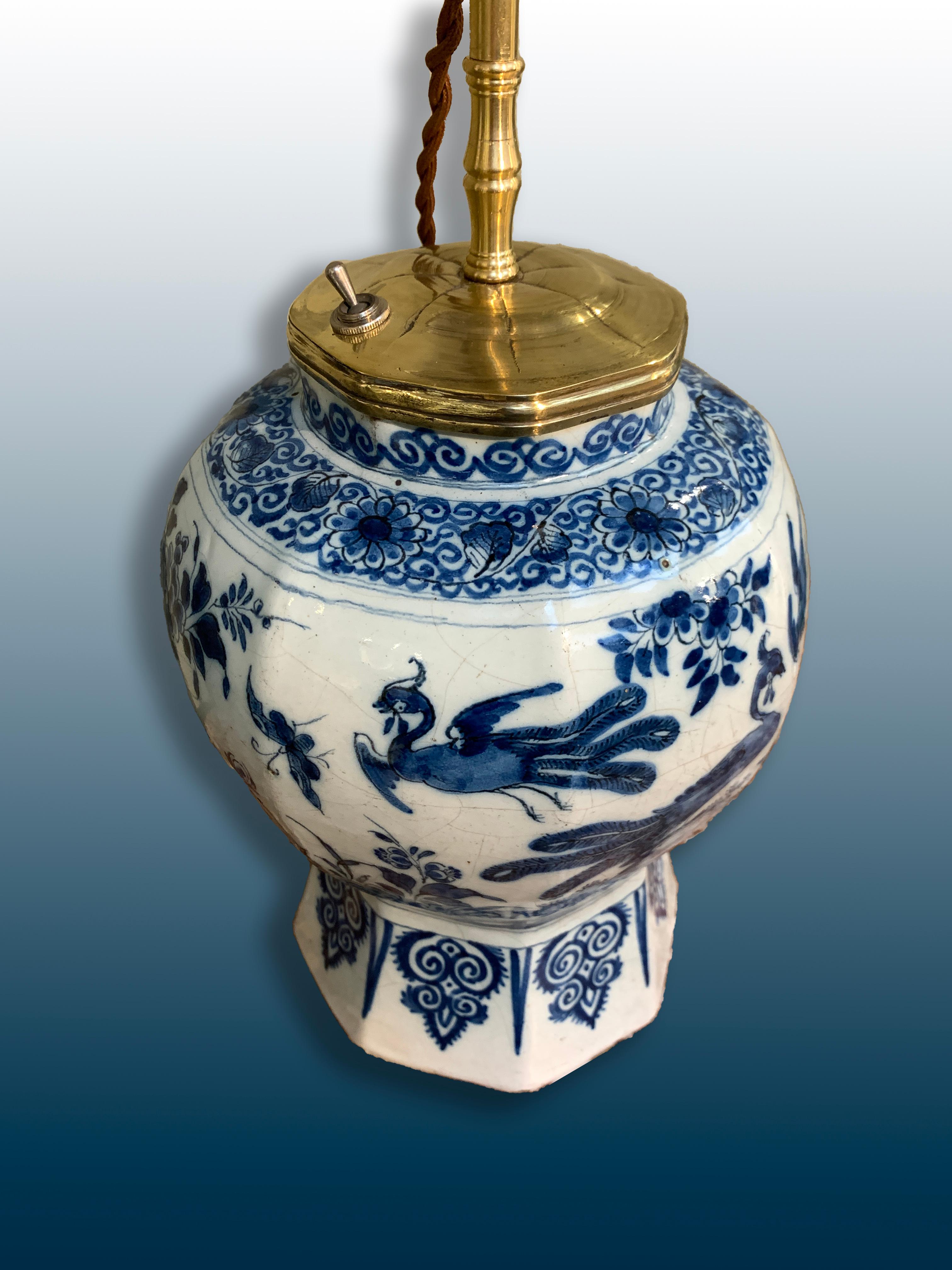 Laiton Vase Delft hollandais du début du 18e siècle transformé en lampe en vente