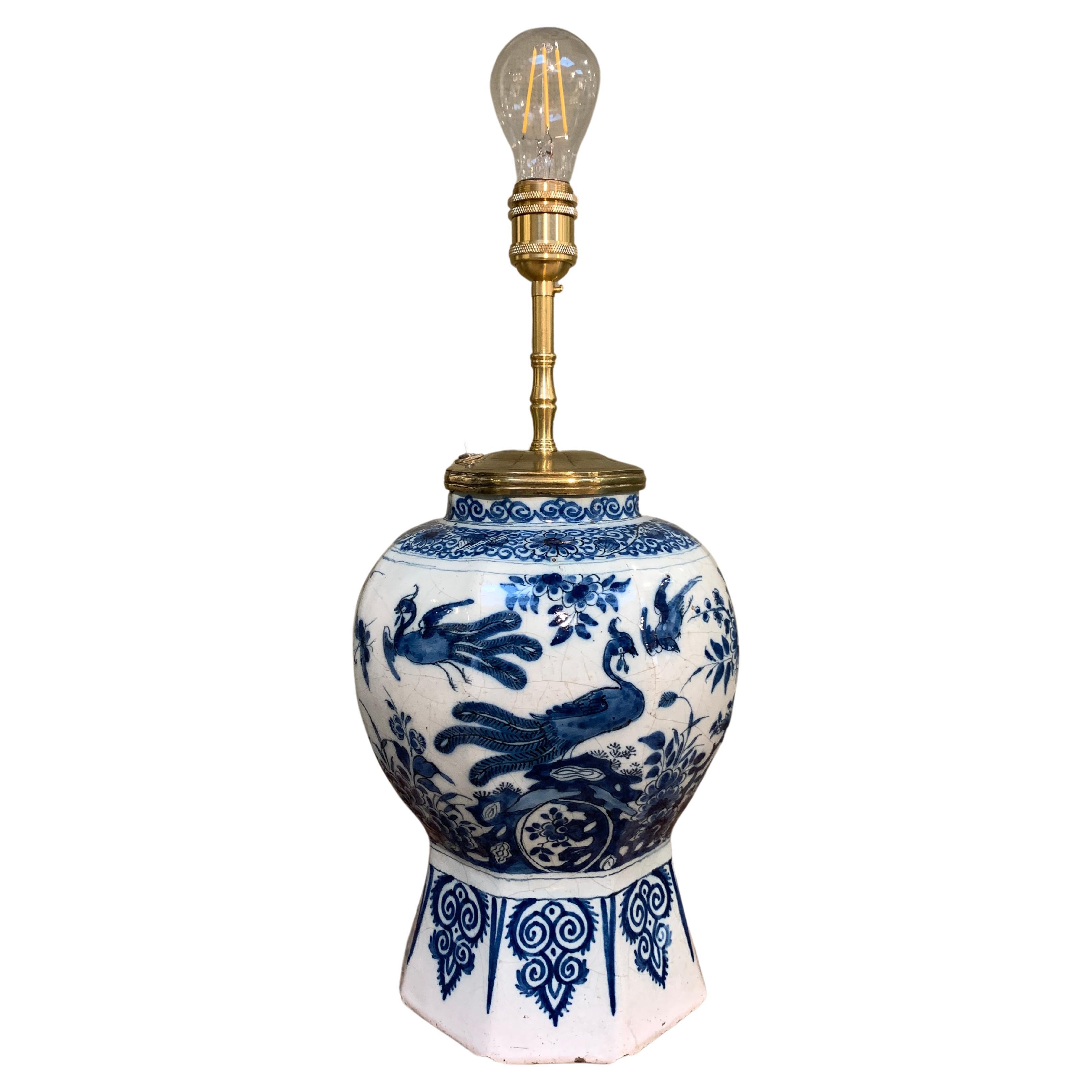 Vase Delft hollandais du début du 18e siècle transformé en lampe en vente
