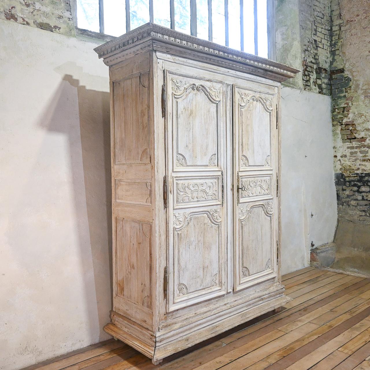 Early 18th Century French Louis XIV Bleached Oak Armoire, Wardrobe  In Good Condition In Basingstoke, Hampshire