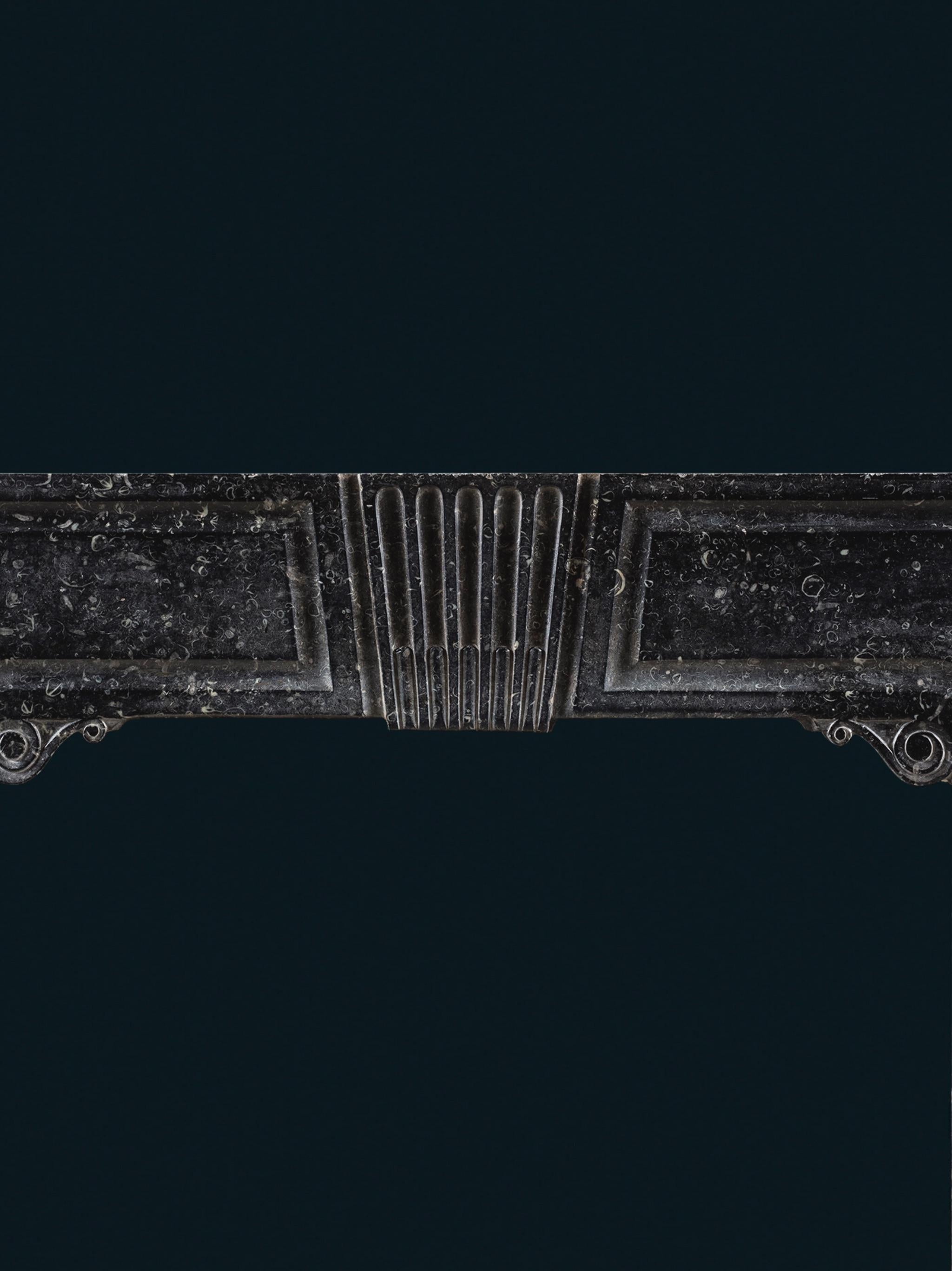 Mit kanneliertem Schlussstein, flankiert von feldartigen Platten im Fries, auf originalen Fußsteinen.

Höhe 124cm (48in) Breite 137cm (53in)
Innenhöhe 40⅛in (102cm) Breite 36¼in (92cm)
Fachbodentiefe 1¾in (4,5cm)