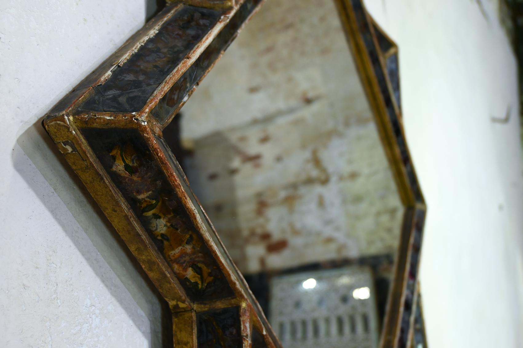 An Early 18th Century Giltwood and Verre Églomisé Venetian Mirror In Good Condition For Sale In Basingstoke, Hampshire