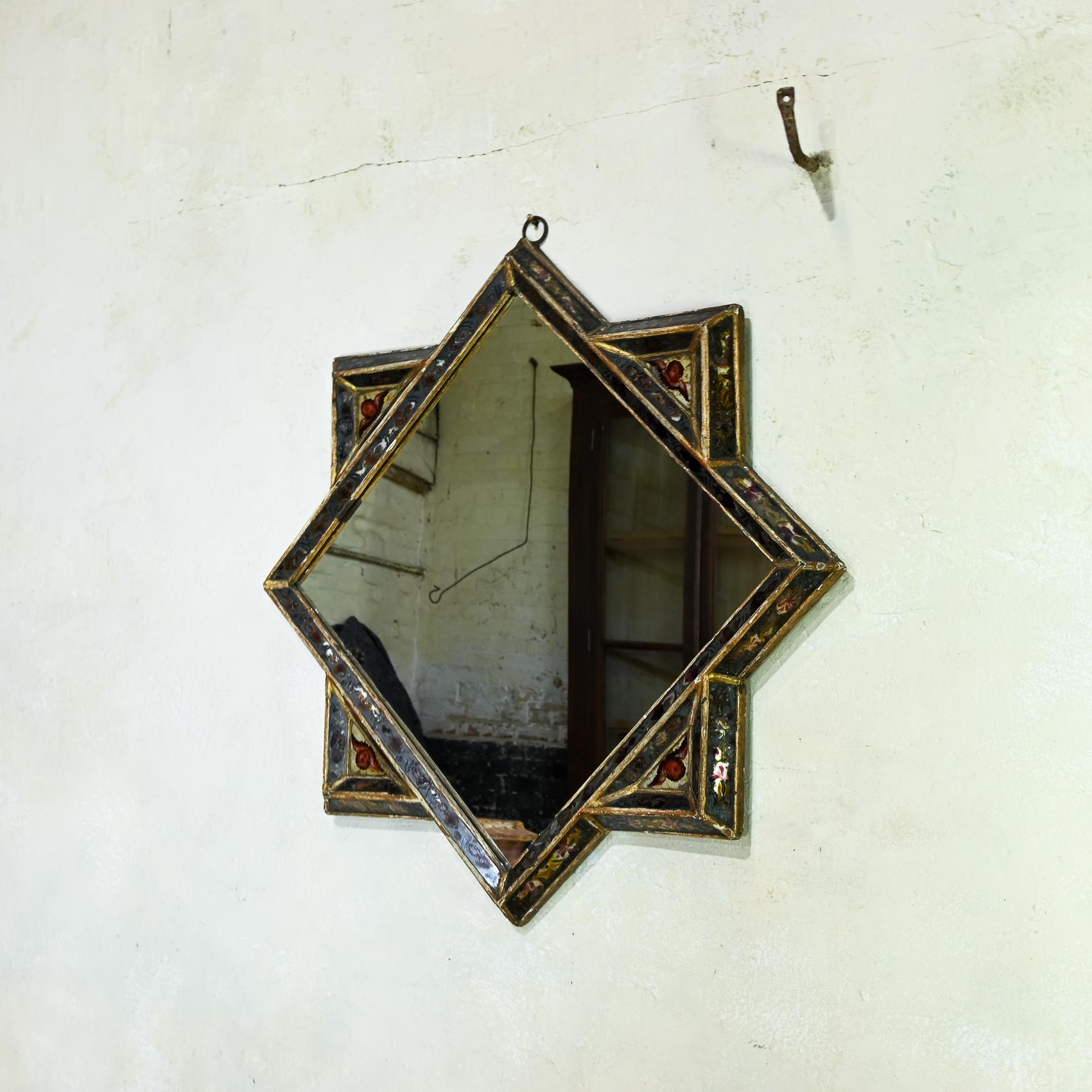 An Early 18th Century Giltwood and Verre Églomisé Venetian Mirror For Sale 3