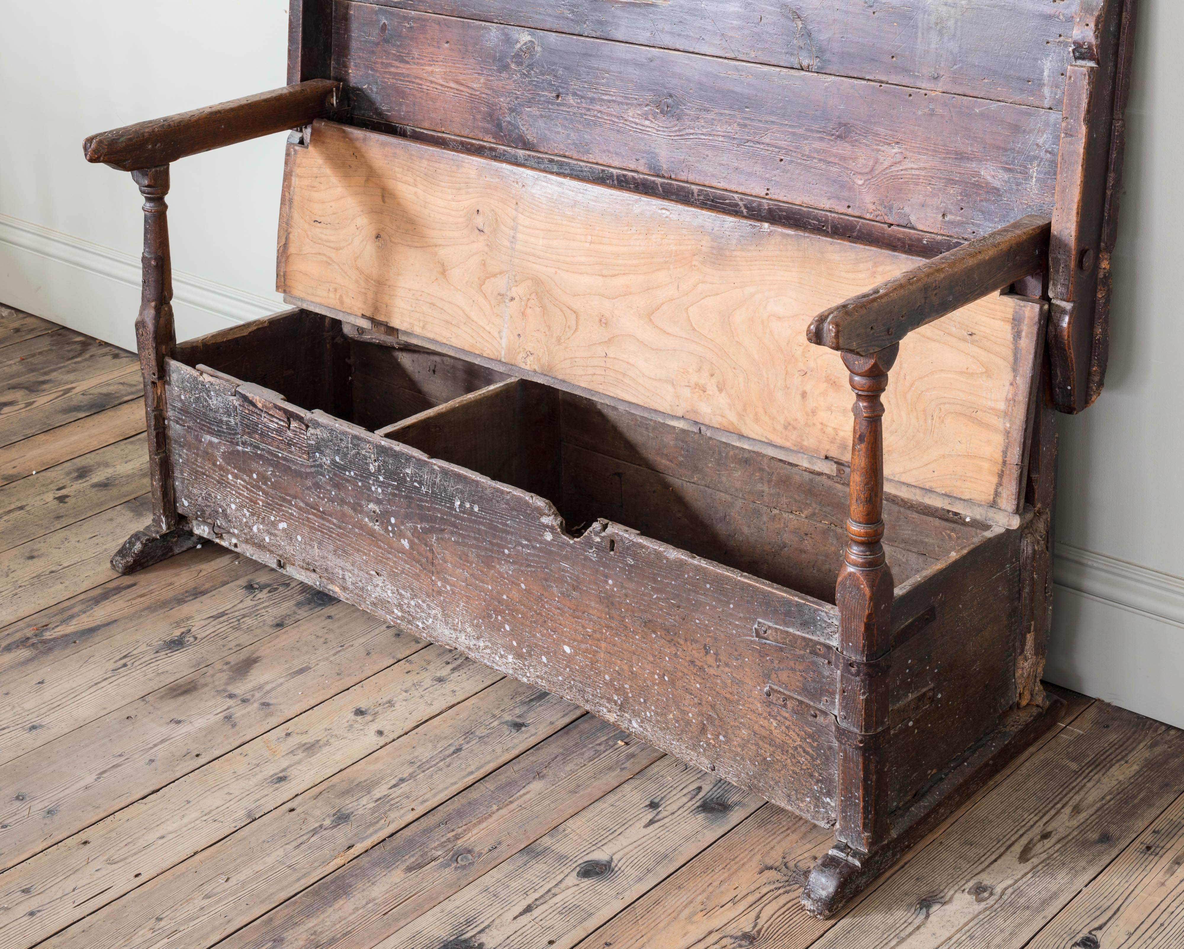 Early 18th Century Oak and Elm ‘Metamorphic’ Monk’s Bench In Distressed Condition For Sale In London, GB