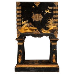 Ein Queen Anne Chinoiserie-Schrank aus dem frühen 18. Jahrhundert mit Japanglas auf einem Ständer.