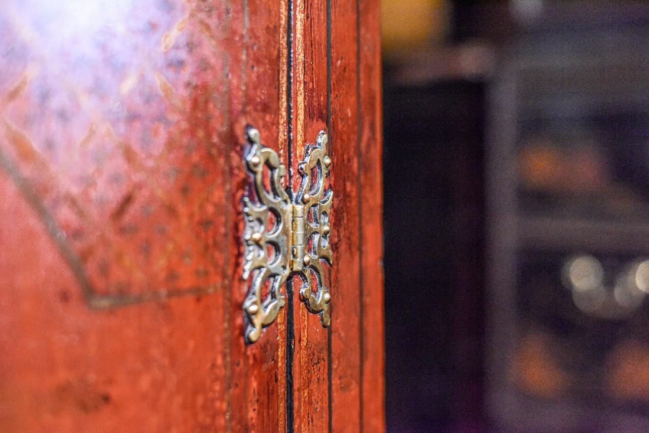 Early-18th Century Red Japanned Corner Cabinet Cupboard For Sale 4