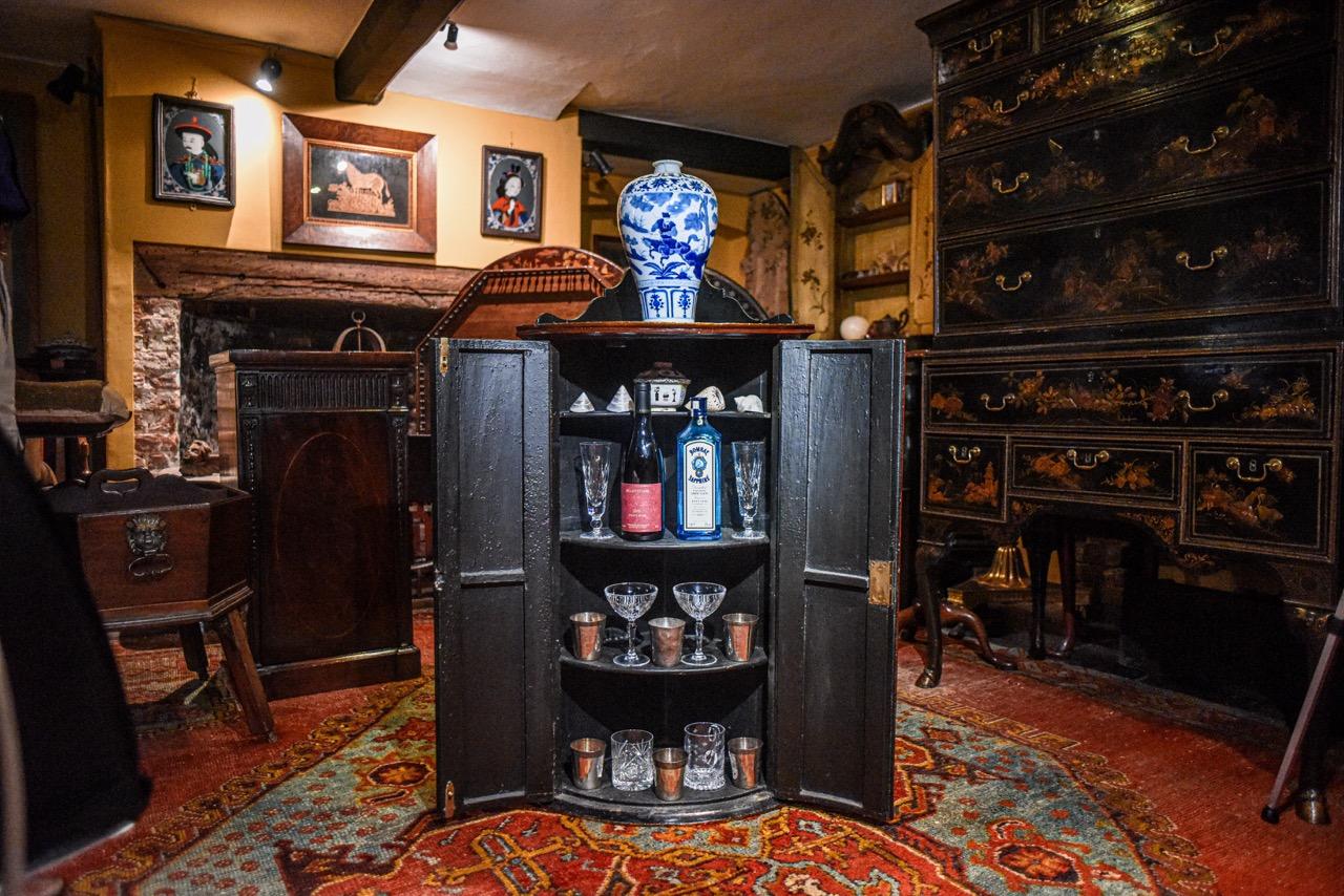 Early-18th Century Red Japanned Corner Cabinet Cupboard For Sale 6