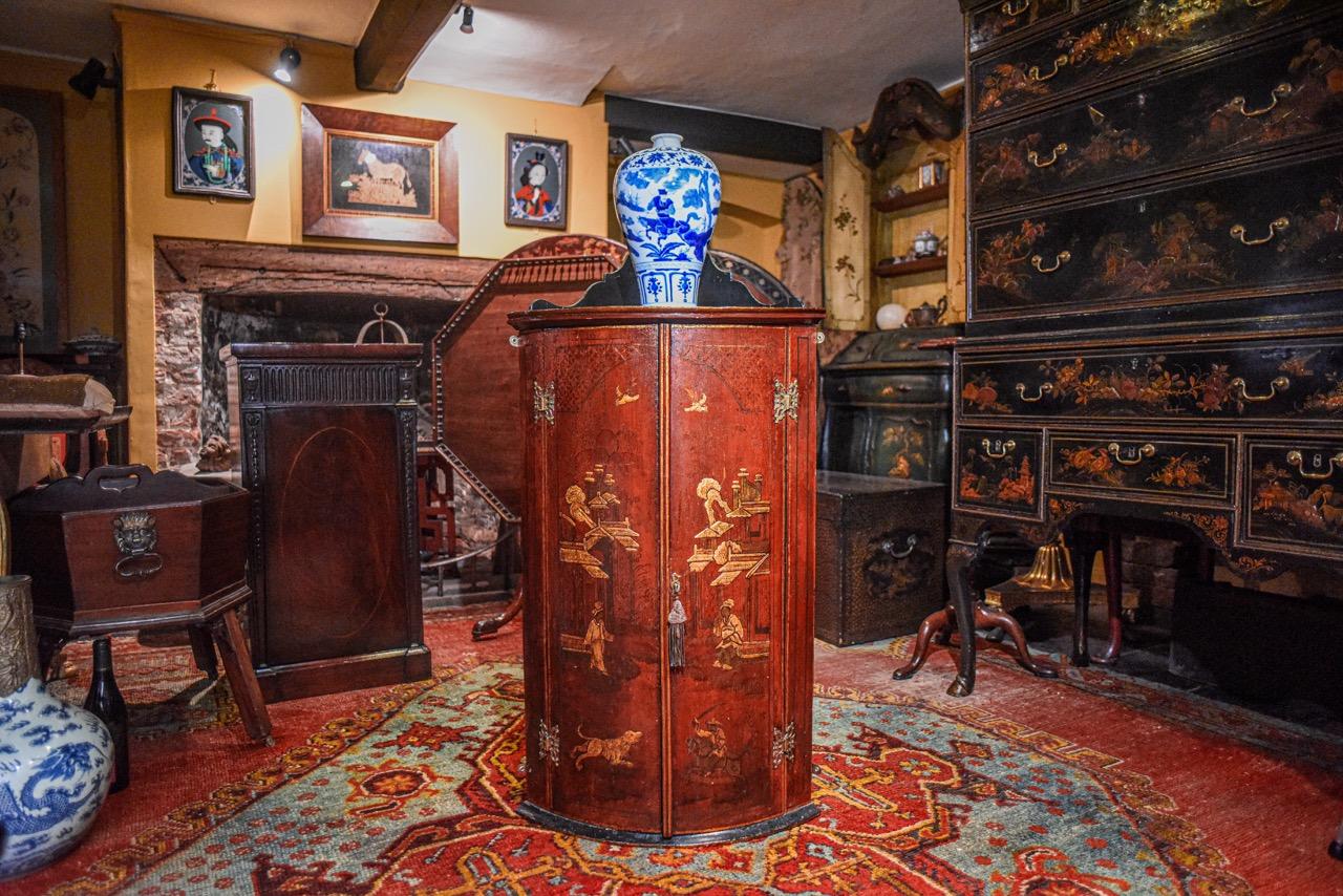 An English early-eighteenth century red japanned bow-front corner cupboard, or cabinet, George II-period, circa 1730. 
In superb condition throughout. 
Retaining its original butterfly hinges, with a period key and working lock.

These are usually