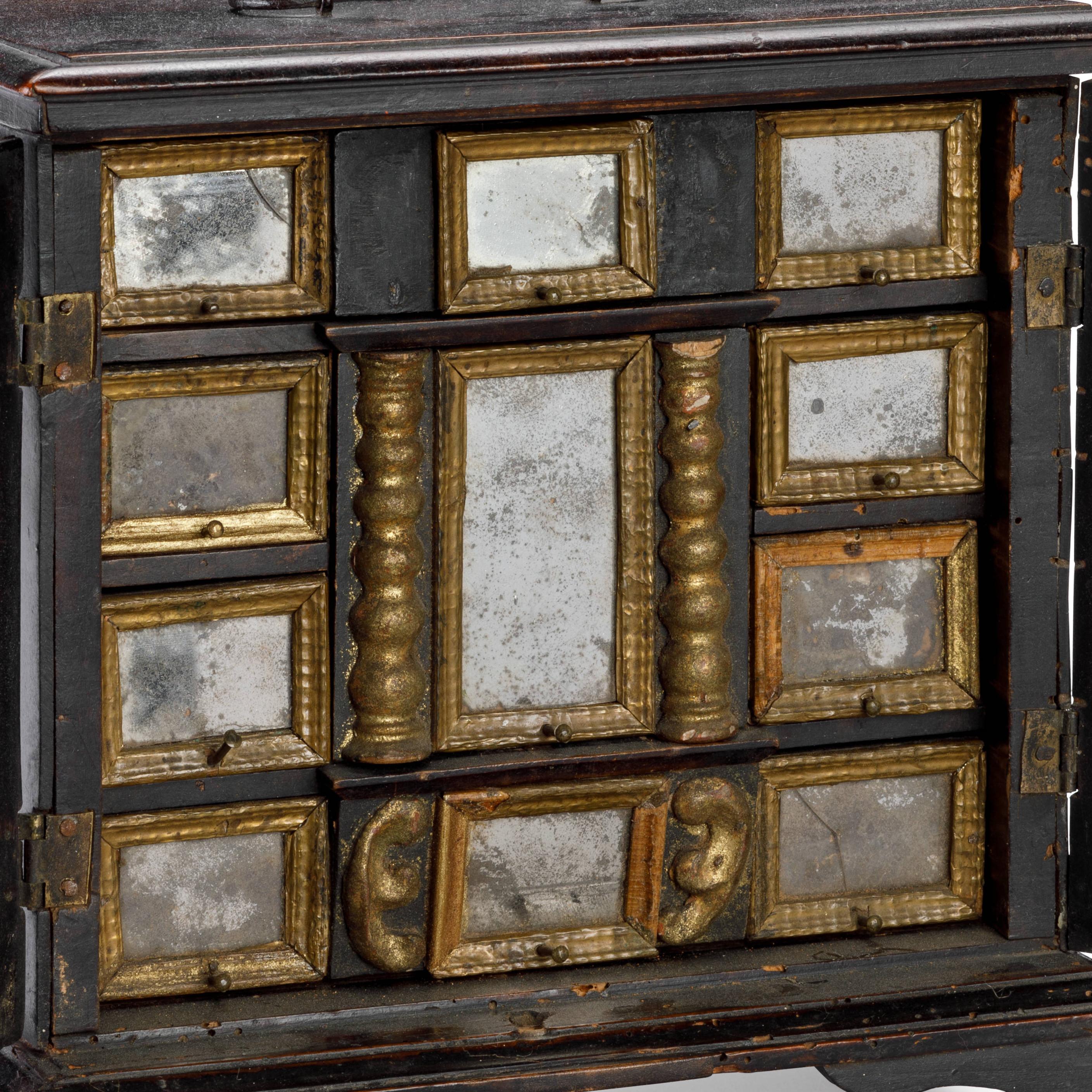 Early 18th Century Walnut Jewelry Cabinet In Good Condition For Sale In London, GB