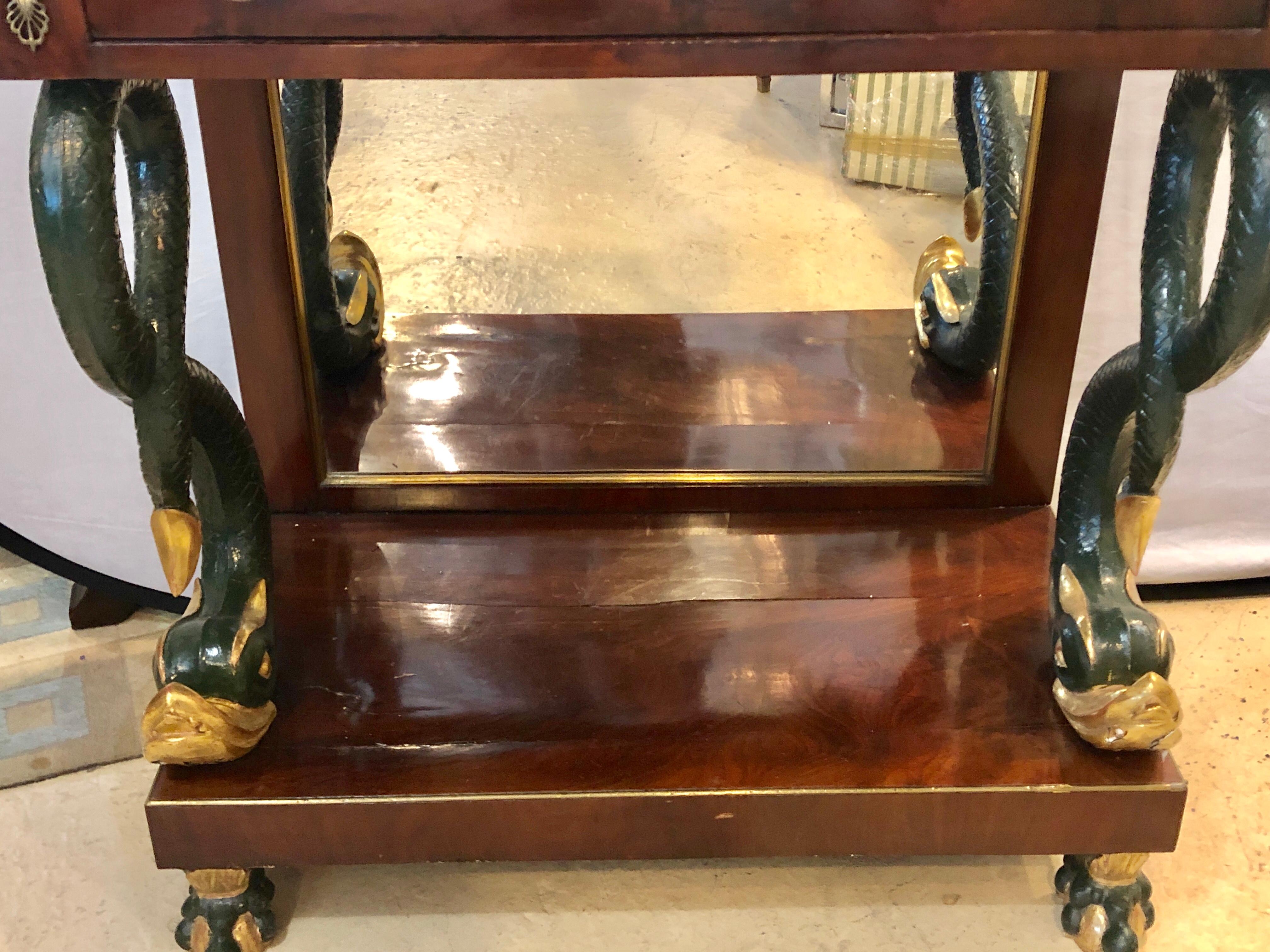 Siglo XIX Imperio Serpiente Pintada y Dorada Decorada Espalda Espejada Muelle o Cons en Bueno estado para la venta en Manhasset, NY