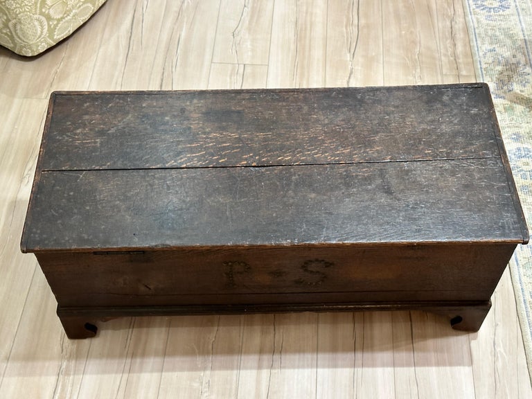 Early 19th C. English Oak Traveling Trunk In Good Condition For Sale In Kilmarnock, VA