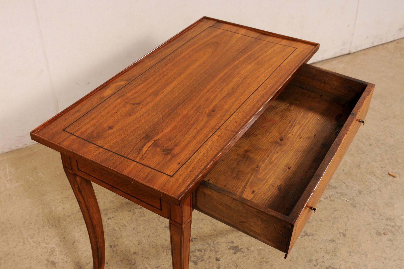 Mesa auxiliar italiana de principios del siglo XIX con incrustaciones y elegantes patas de sable Madera en venta