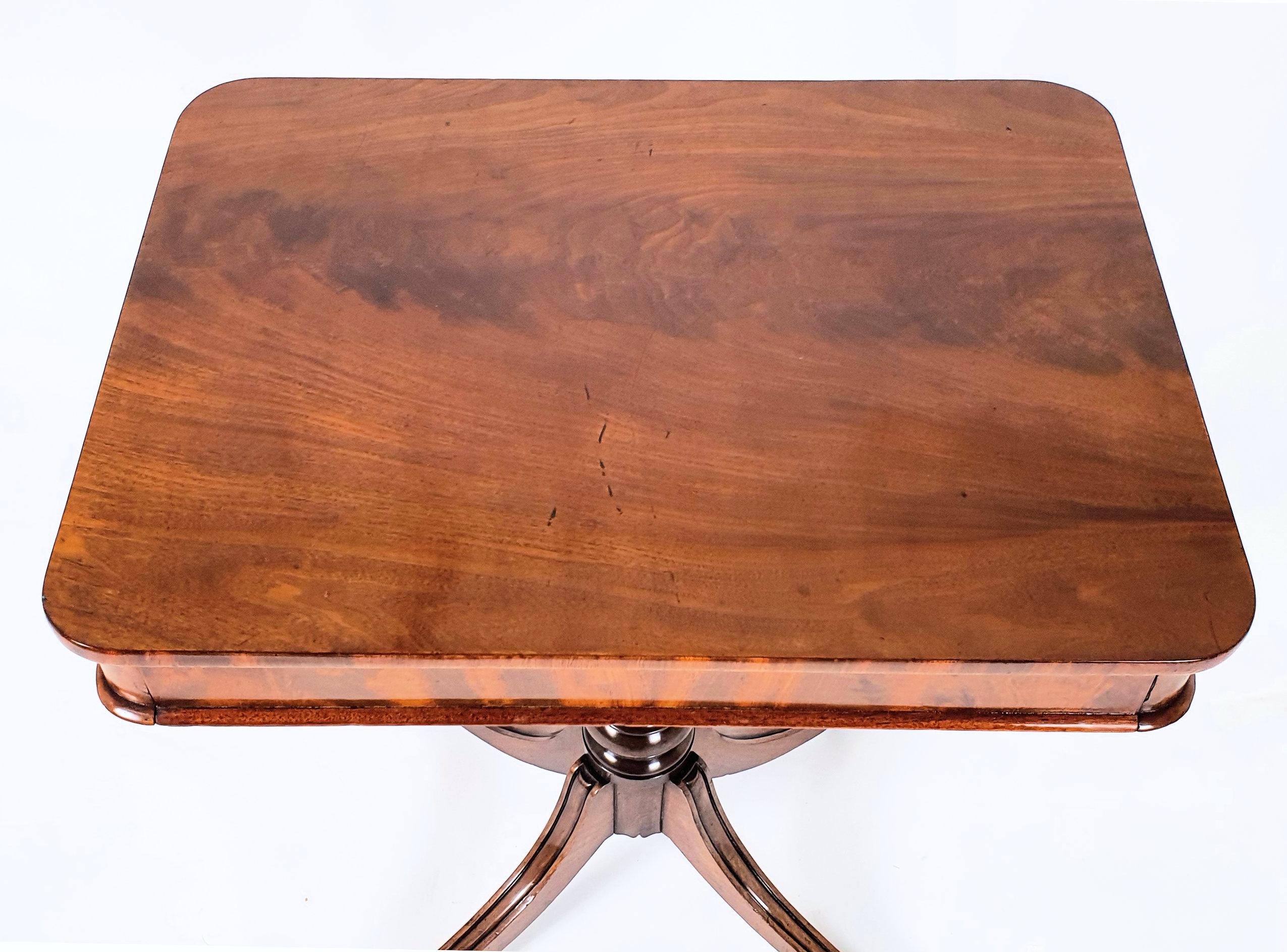 Early 19th Century Mahogany Centre Table For Sale 1