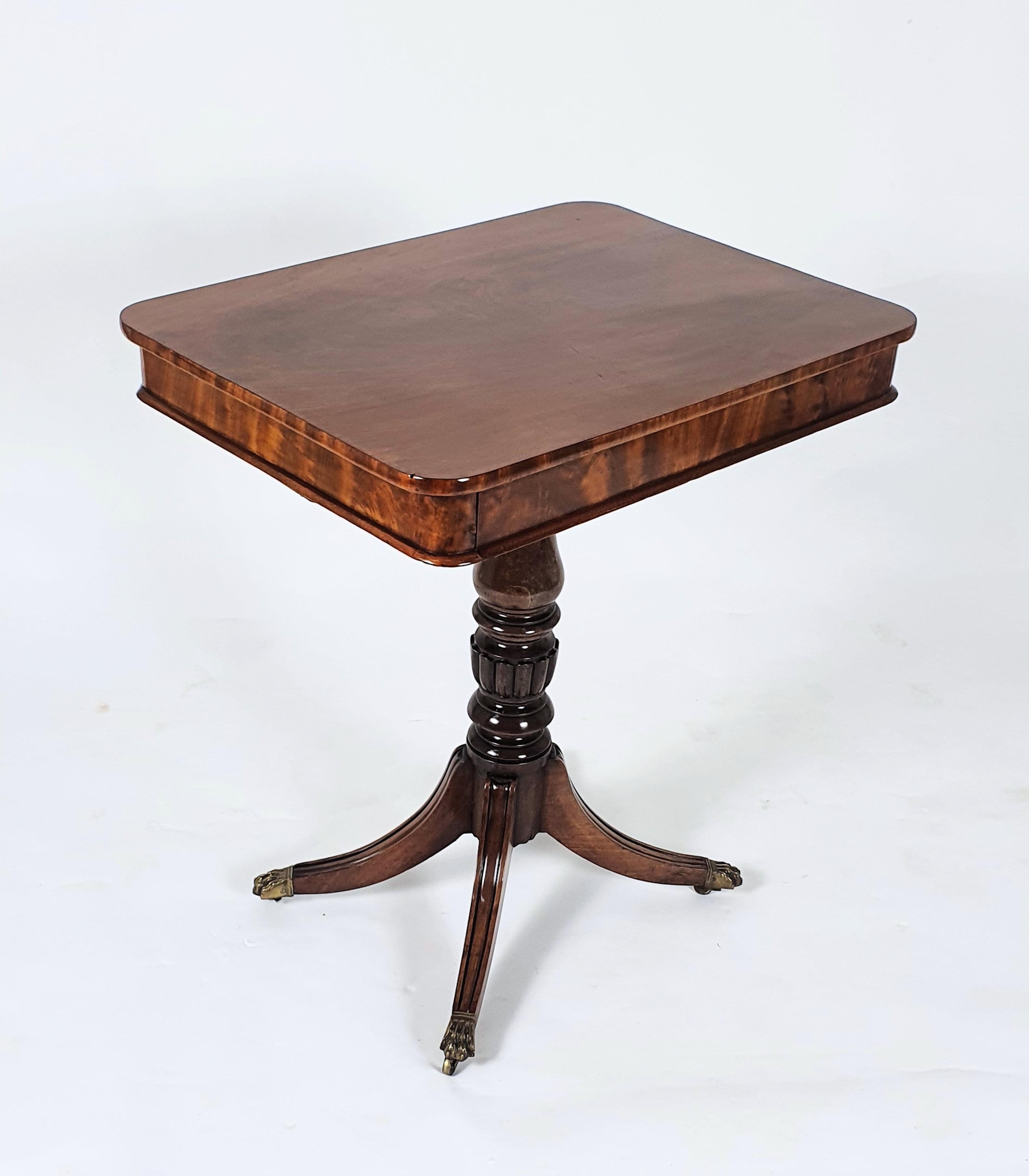 Early 19th Century Mahogany Centre Table For Sale 3