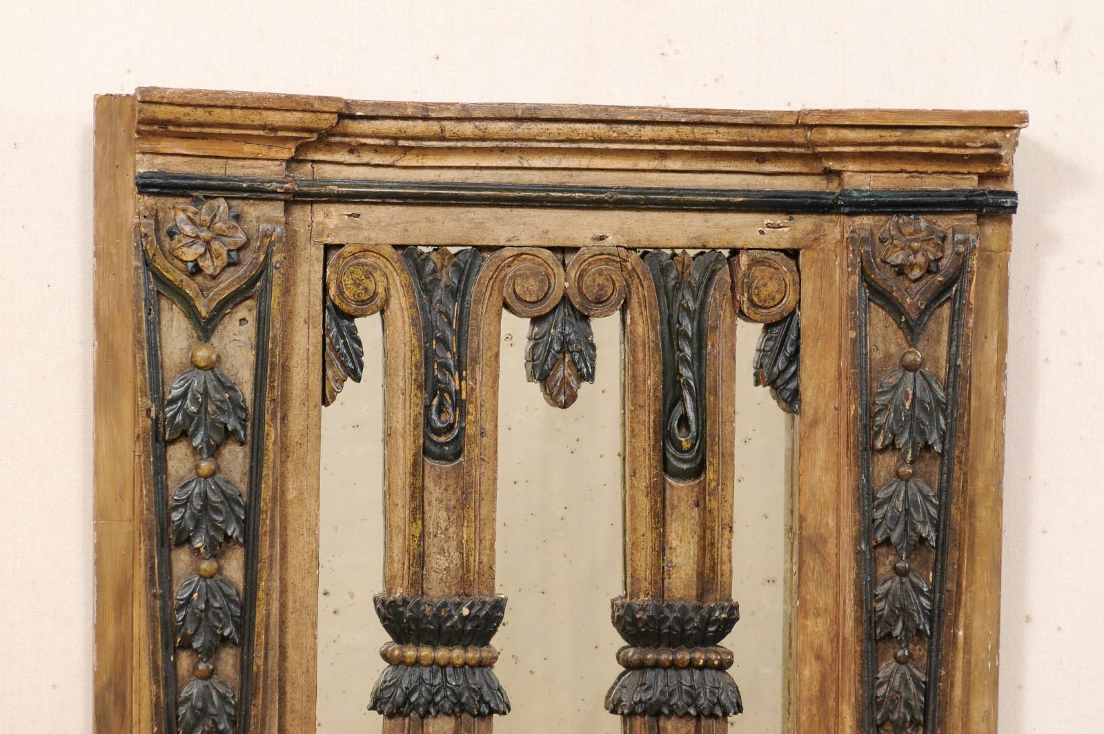 Portugais Gate portugaise en bois sculpté du début du 19ème siècle avec miroir à l'arrière en vente