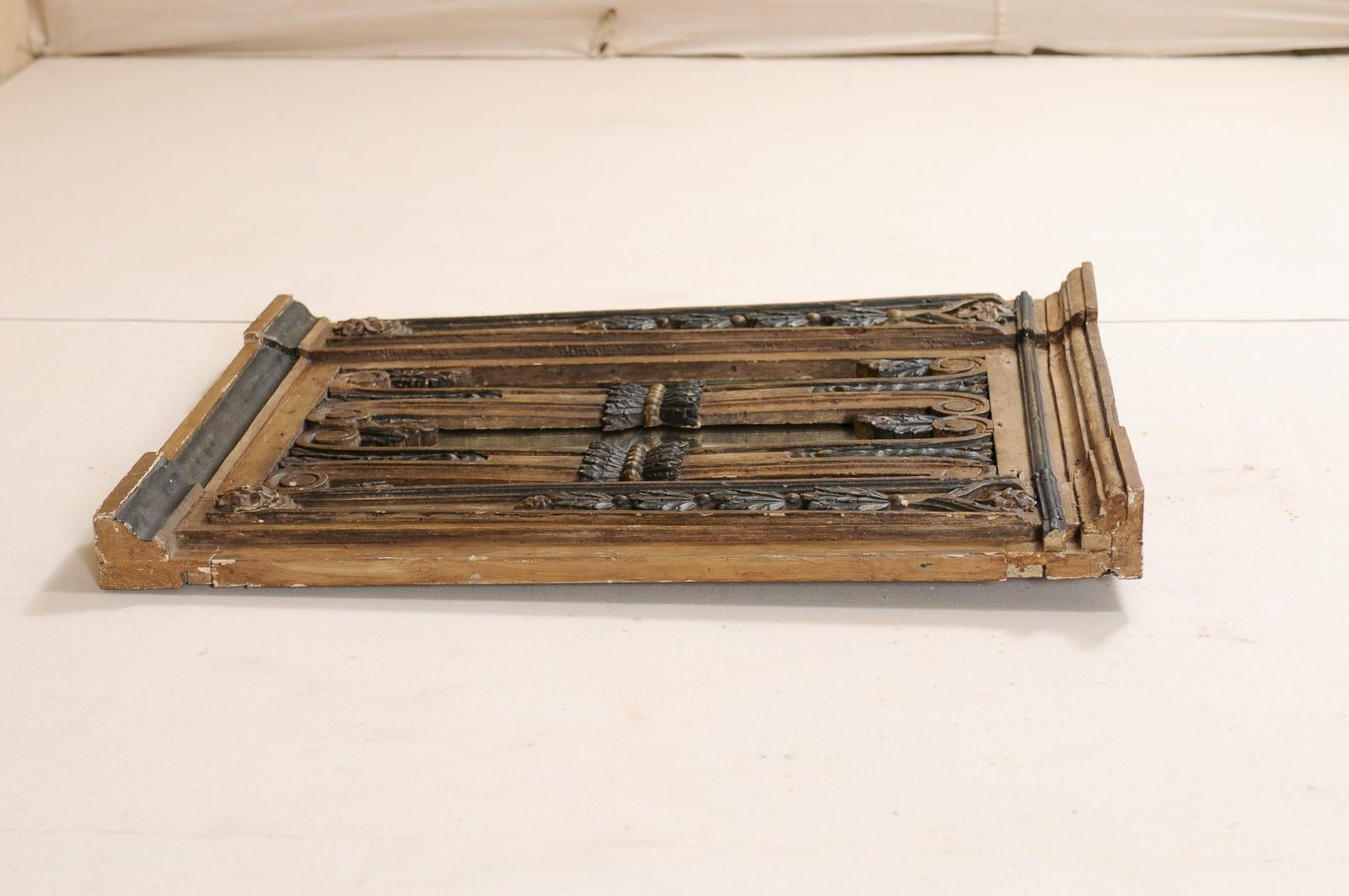 Verre Gate portugaise en bois sculpté du début du 19ème siècle avec miroir à l'arrière en vente