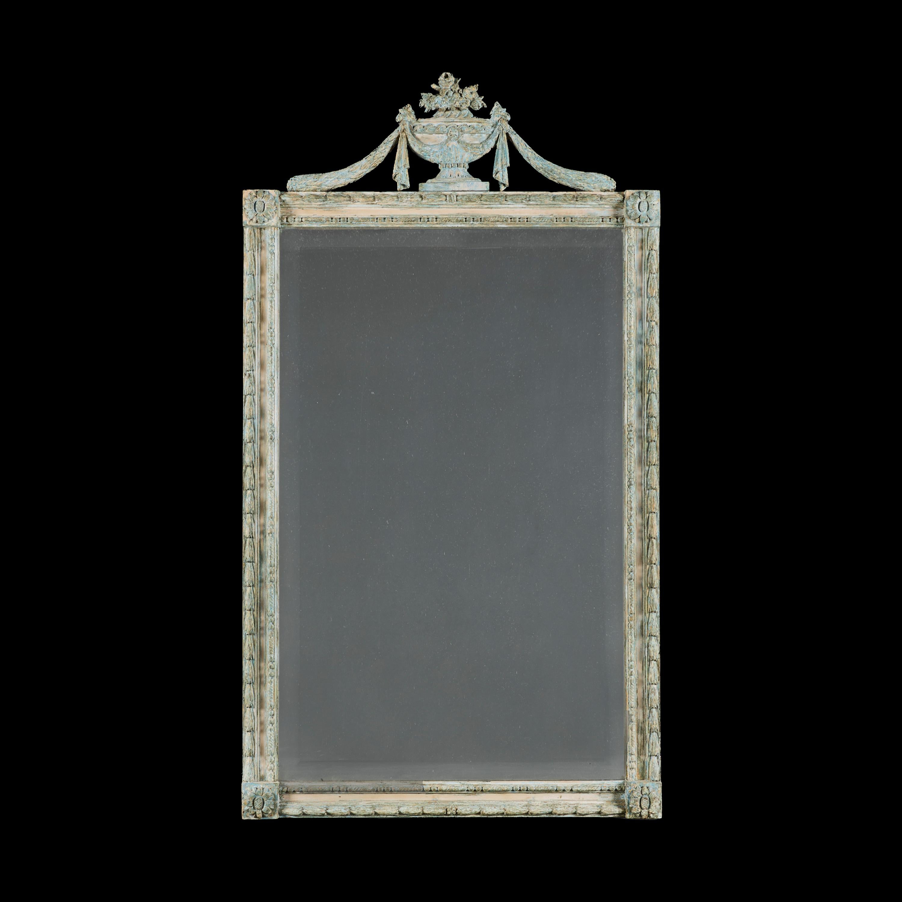 Suède, vers 1860

Miroir à piédestal gustavien peint du début du XIXe siècle, avec des traces de peinture bleue, une crête feuillagée et une plaque de miroir biseautée.

Hauteur   118.00cm

Largeur     67.00cm
