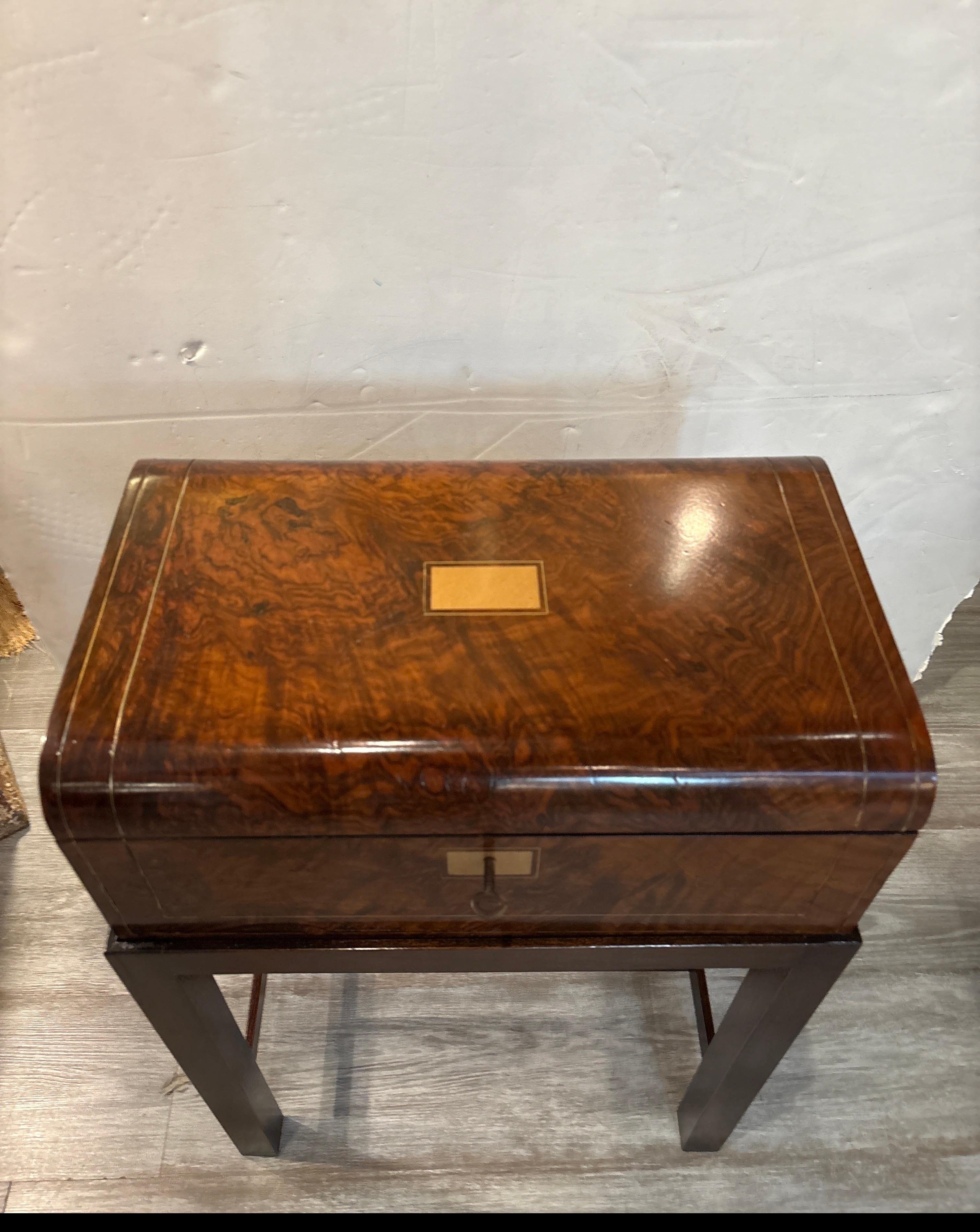 Una bella scatola in noce Burl con supporto.  La scatola superiore è una scrivania da viaggio con supporto personalizzato, per un tavolino perfetto.  La scatola, che misura 16 di lunghezza, 10 di profondità e 6,5 di altezza, si inserisce