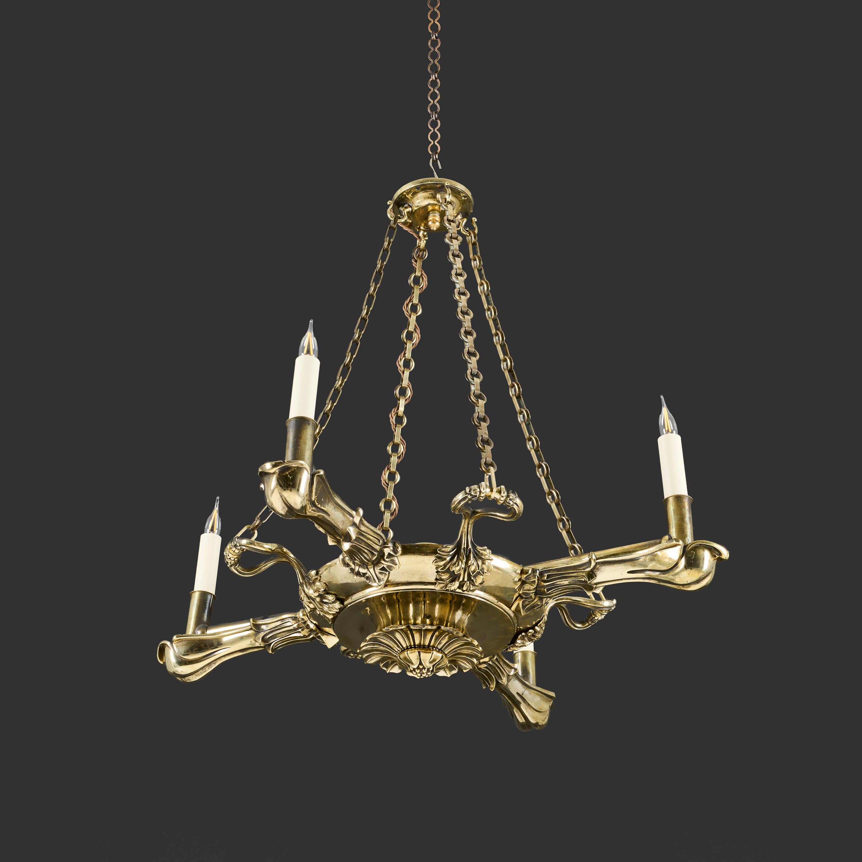 Englisch um 1840

Ein Messing-Kronleuchter aus der Mitte des neunzehnten Jahrhunderts mit vier Kerzenarmen, der zentralen Schale und den Armen mit stilisiertem Blattwerk.

Höhe 68.00cm

Durchmesser 76.00cm

Bitte beachten:

Einschließlich
