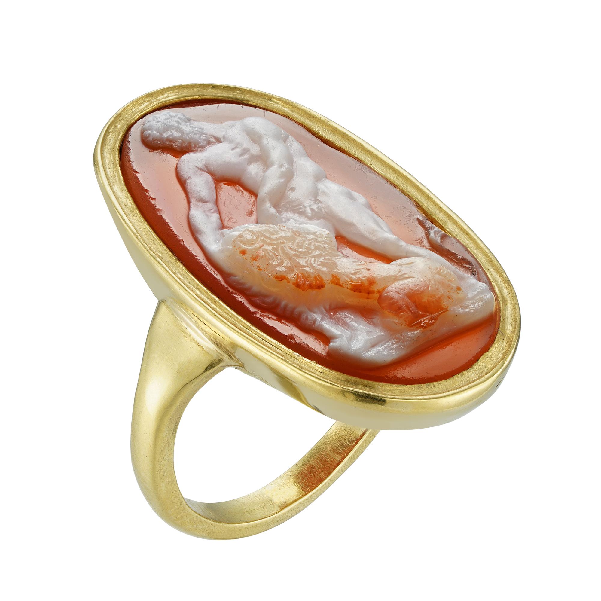 Bague en camée du début du 19e siècle, le camée ovale en sardonyx brun et blanc mesurant 2,7 cm.  1,5 cm et représentant Hercule et le Lion de Némée, monté dans une monture de style romain sur une tige effilée en or, probablement italien, vers 1800,