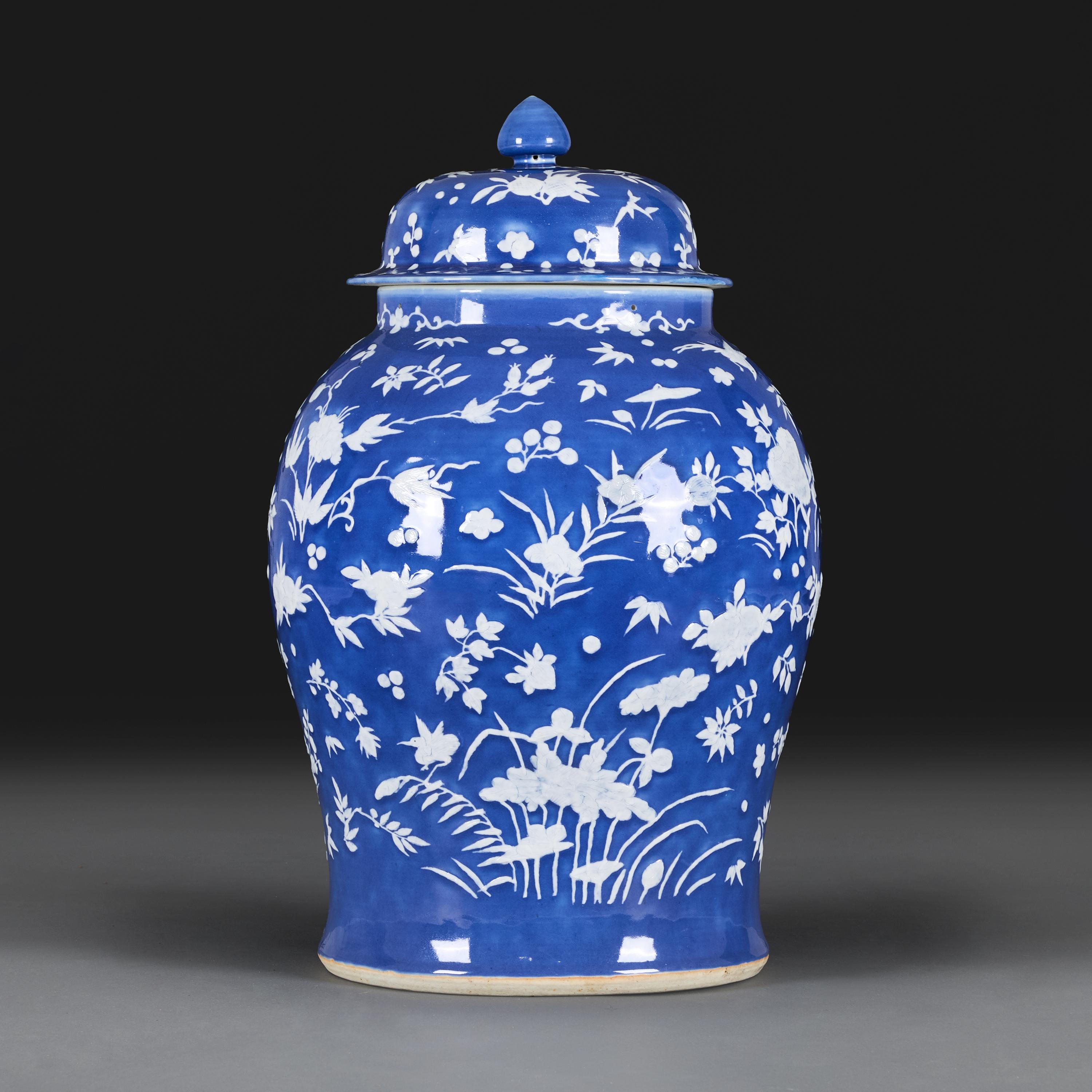 An Early 19th Century Chinese Blue and White Canton Temple Jar In Good Condition For Sale In London, GB